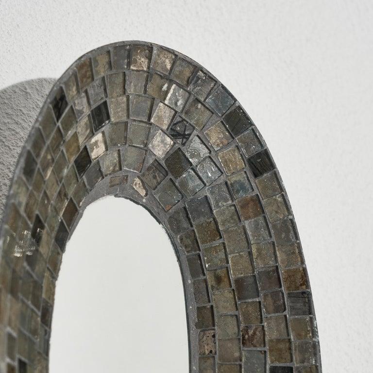 Candelabro con espejo y mosaico años 50.    Maravilloso y alegre candelabro con espejo ovalado y mosaico de cristal tallado. Fabricado a mediados del siglo XX por un artista artesano. Precioso con una vela con tapa, haciendo brillar todos los