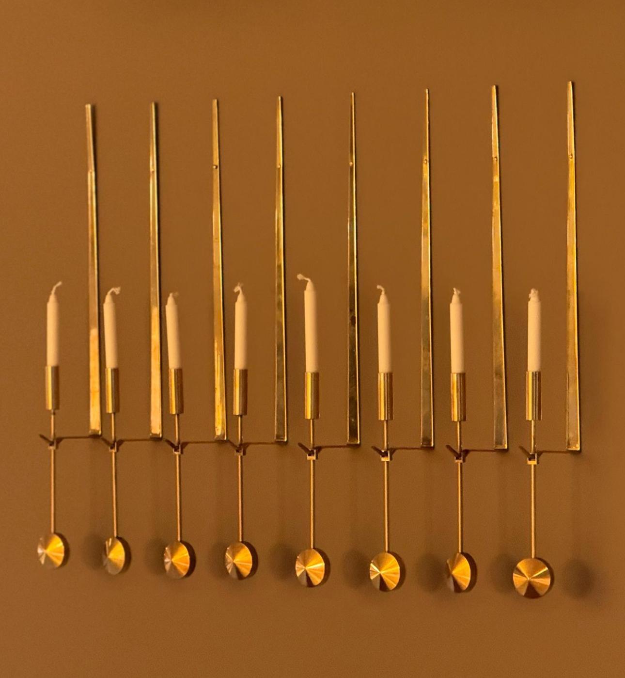 8 candelabros de pared de Pierre Forsell, fabricados hacia 1960, personifican la elegancia del diseño de mediados de siglo. Fabricadas por Skultuna en Suecia, cada pieza está expertamente elaborada en latón pulido, ofreciendo tanto belleza funcional
