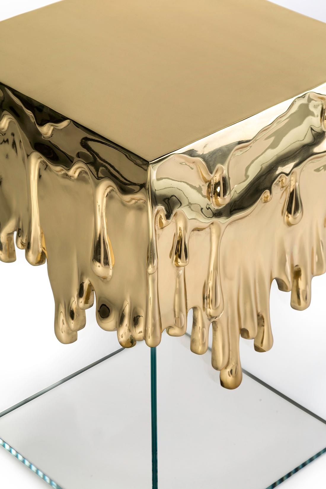 Inspiration :  
La table d'appoint Candle est née de la lampe de table Candle. Ce tableau regroupe les différentes utilisations des bougies à travers les âges. Aujourd'hui, les bougies sont utilisées pour créer des environnements douillets et