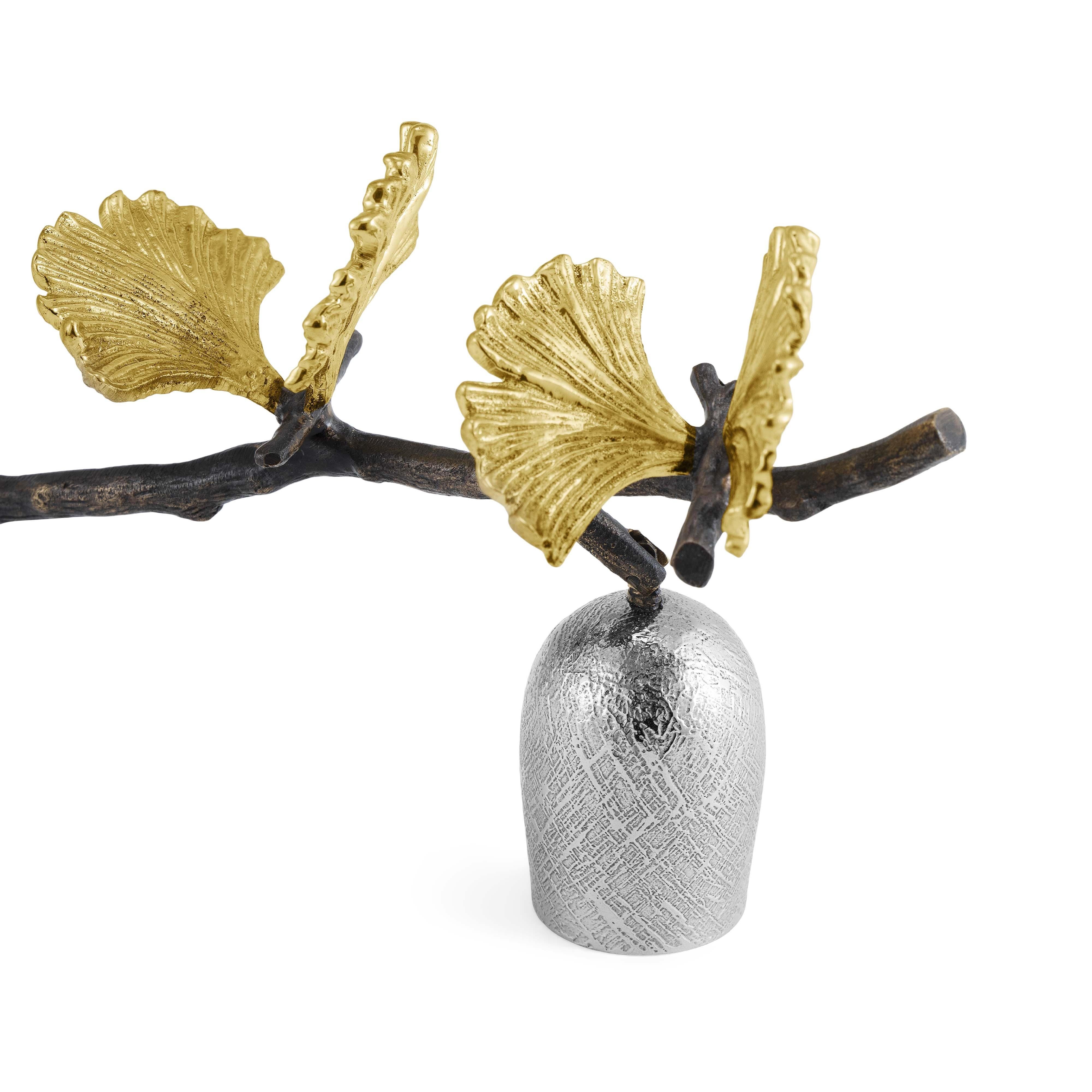 Spegnicandela in argento, oro e metallo patinato, opera contemporanea.

Uno spegnicandela delicato e artistico, progettato per spegnere le candele con grazia. Realizzato in argento, oro e metallo patinato, questo pezzo presenta sottili rami in