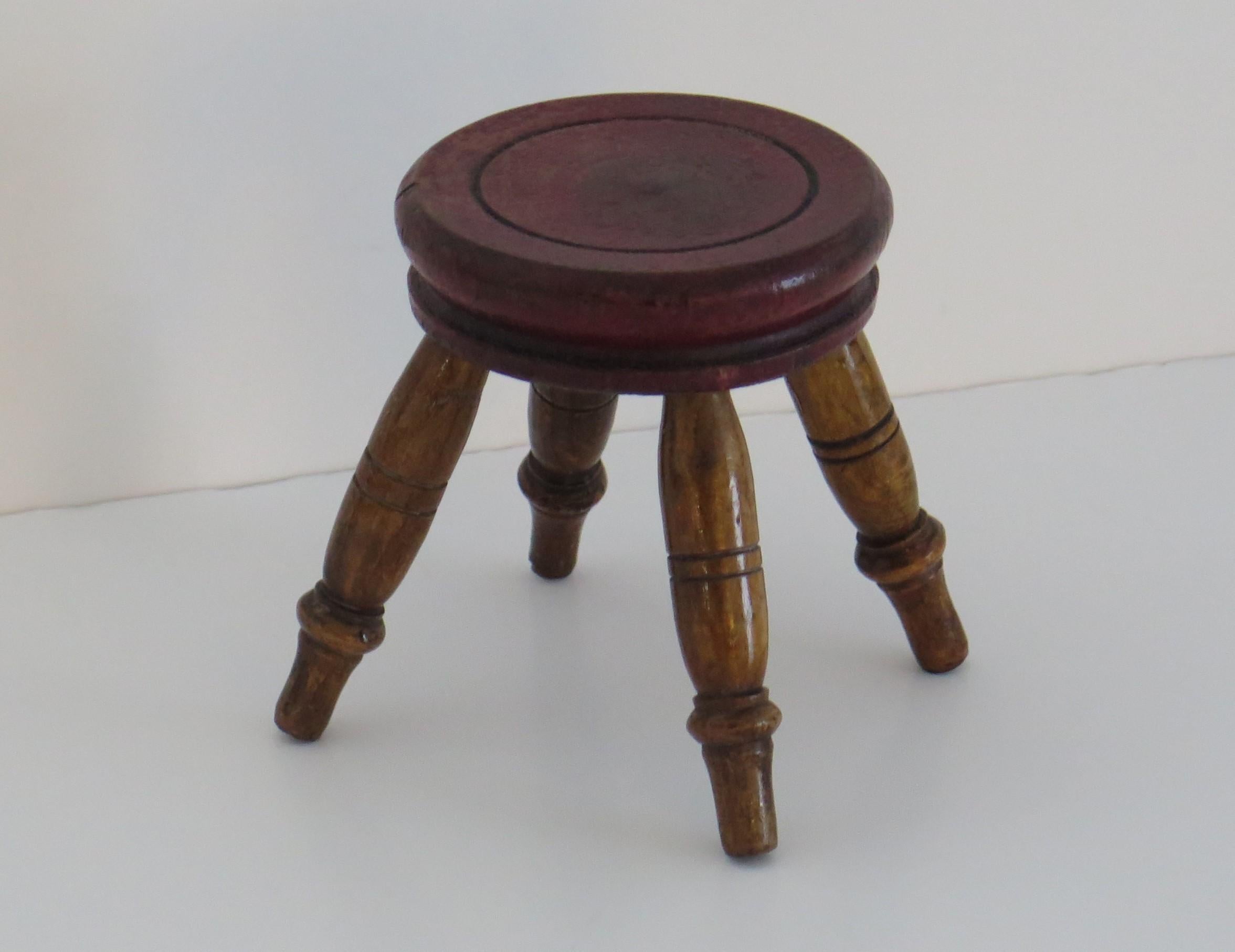 Voici un rare exemple de petit bougeoir ou de très petit tabouret (miniature), vers 1850.

Les petits tabourets ou chandeliers de ces très petites proportions sont rares.

L'épais plateau circulaire est tourné et peint à la main en rouge. Les