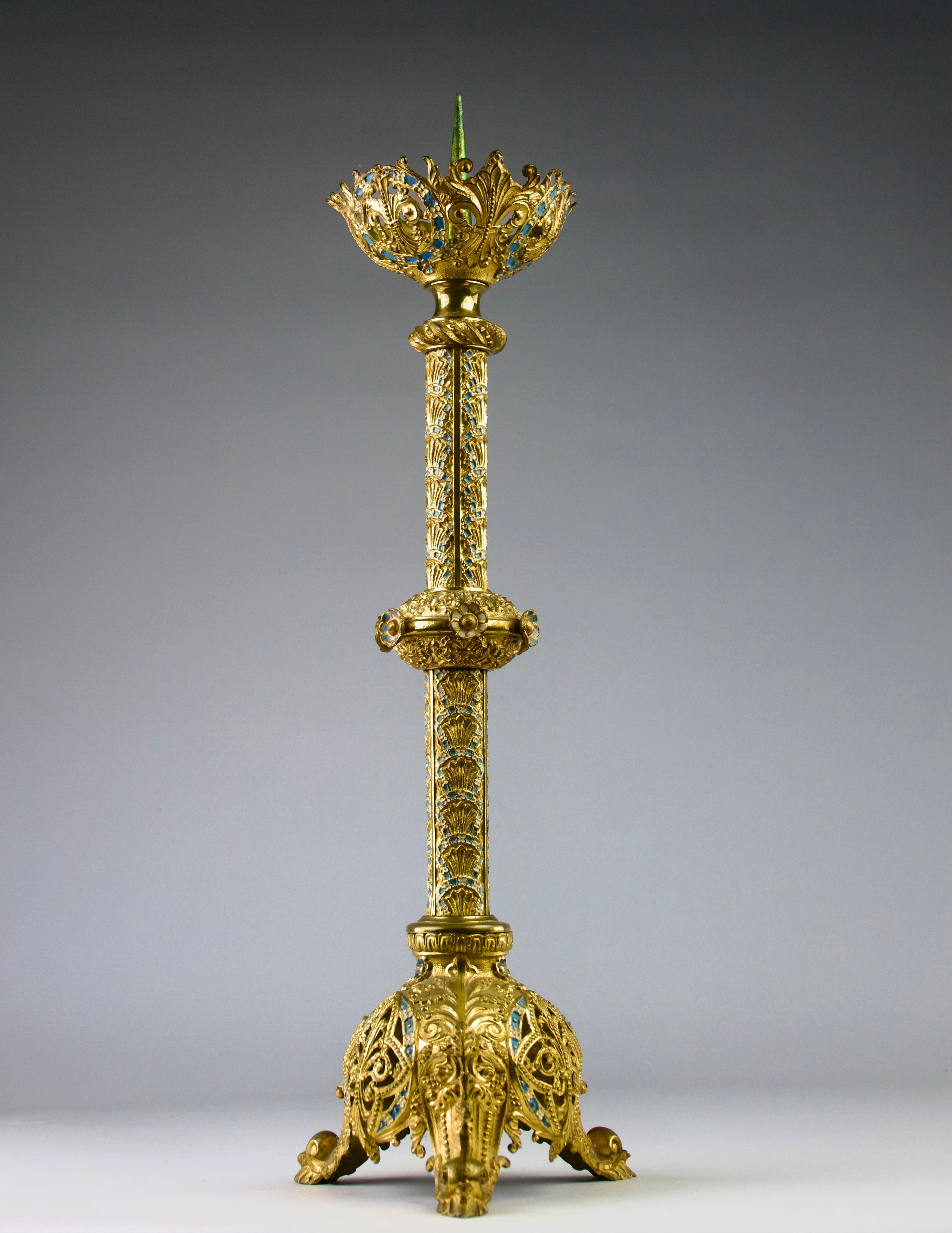 Superb church altar candlestick of the Romantic period. Decorations in gold leaf and blue and white enamel of flowers, fleur-de-lys (symbol of the French royal house) and rams at the feet, France 19th century.

In good condition.

Dimensions in