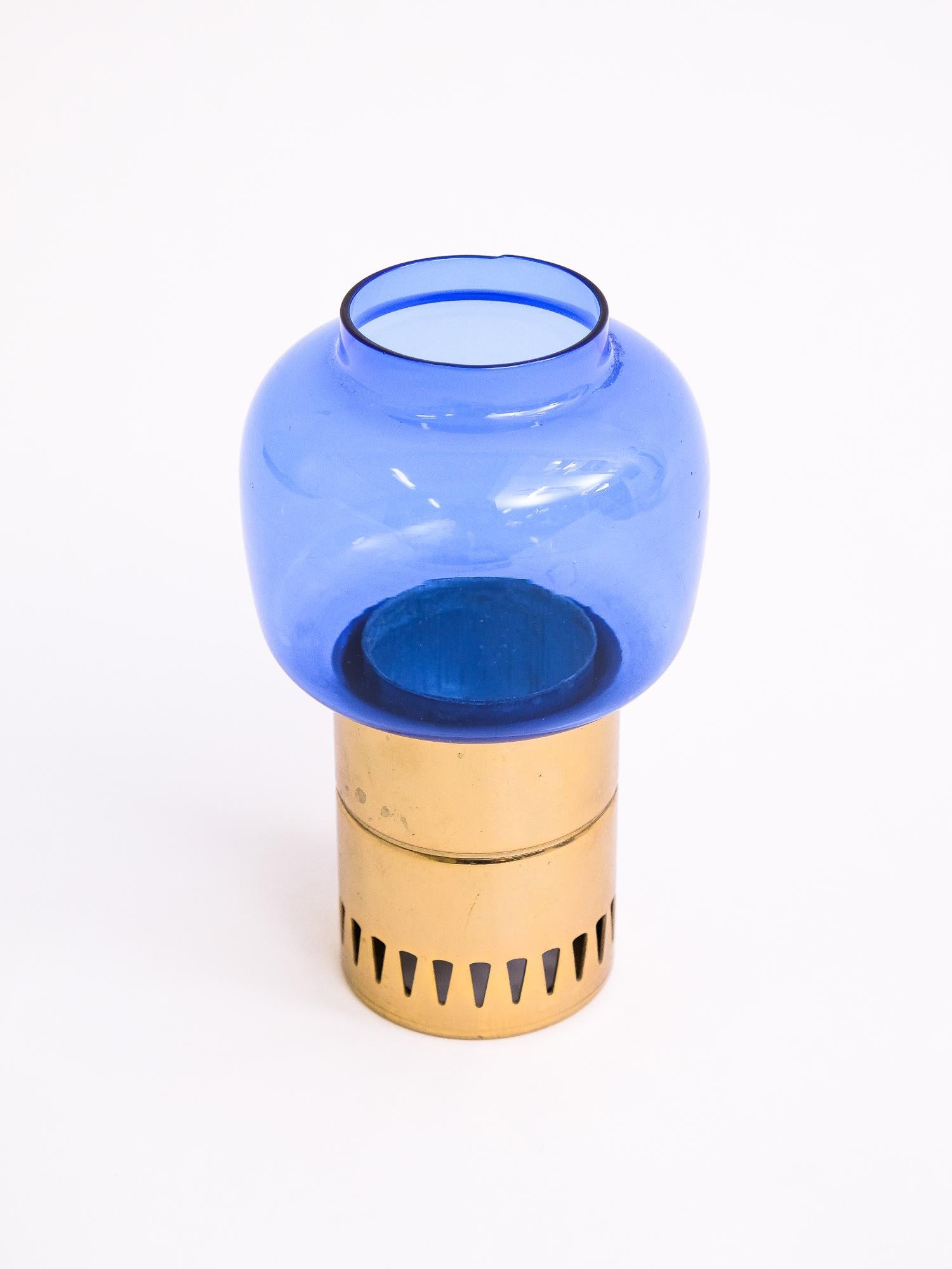 Beautiful candleholder by Hans-Agne Jakobsson made of blue glass and brass base.
Measurements: Diameter 8cm, height 13cm

Very nice condition.