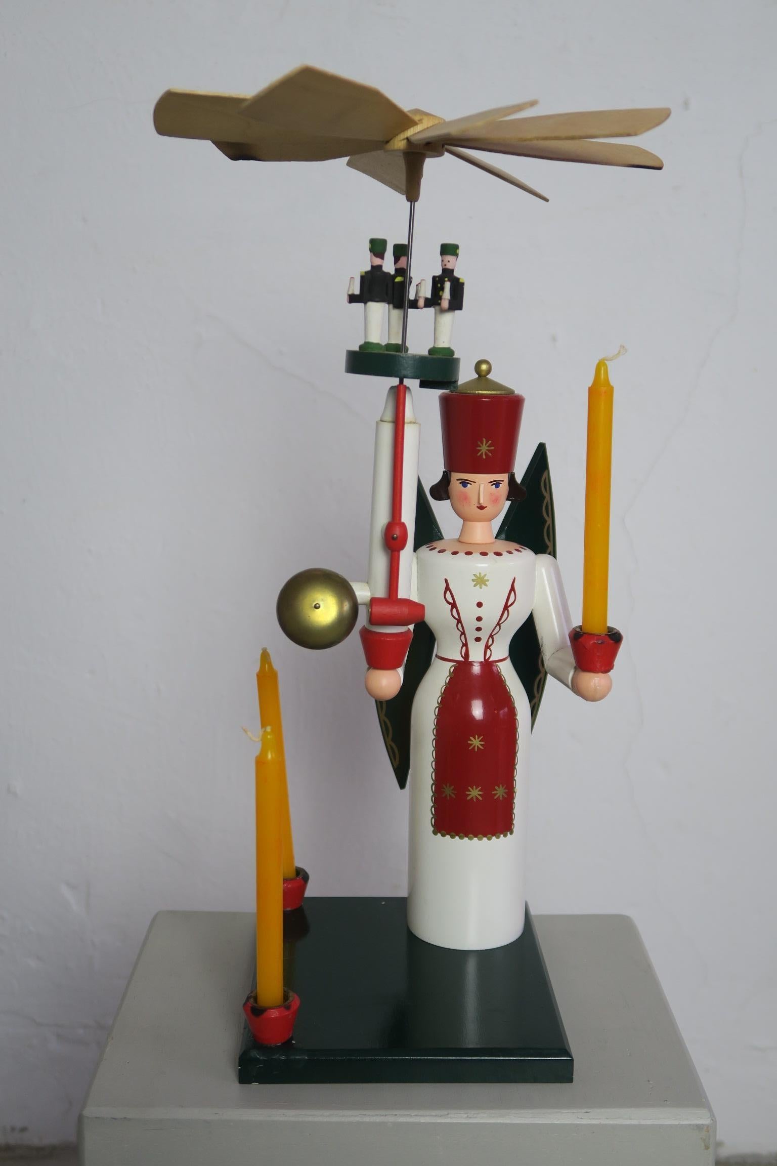 Tipico angelo portacandele di Emil A. Schalling da Erzgebirge, Germania. Il portacandele è in condizioni di usato con alcuni segni dell'età e dell'uso. L'