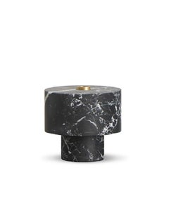 Neuer moderner Kerzenhalter aus schwarzem Marmor, Schöpferin Karen Chekerdjian Stock