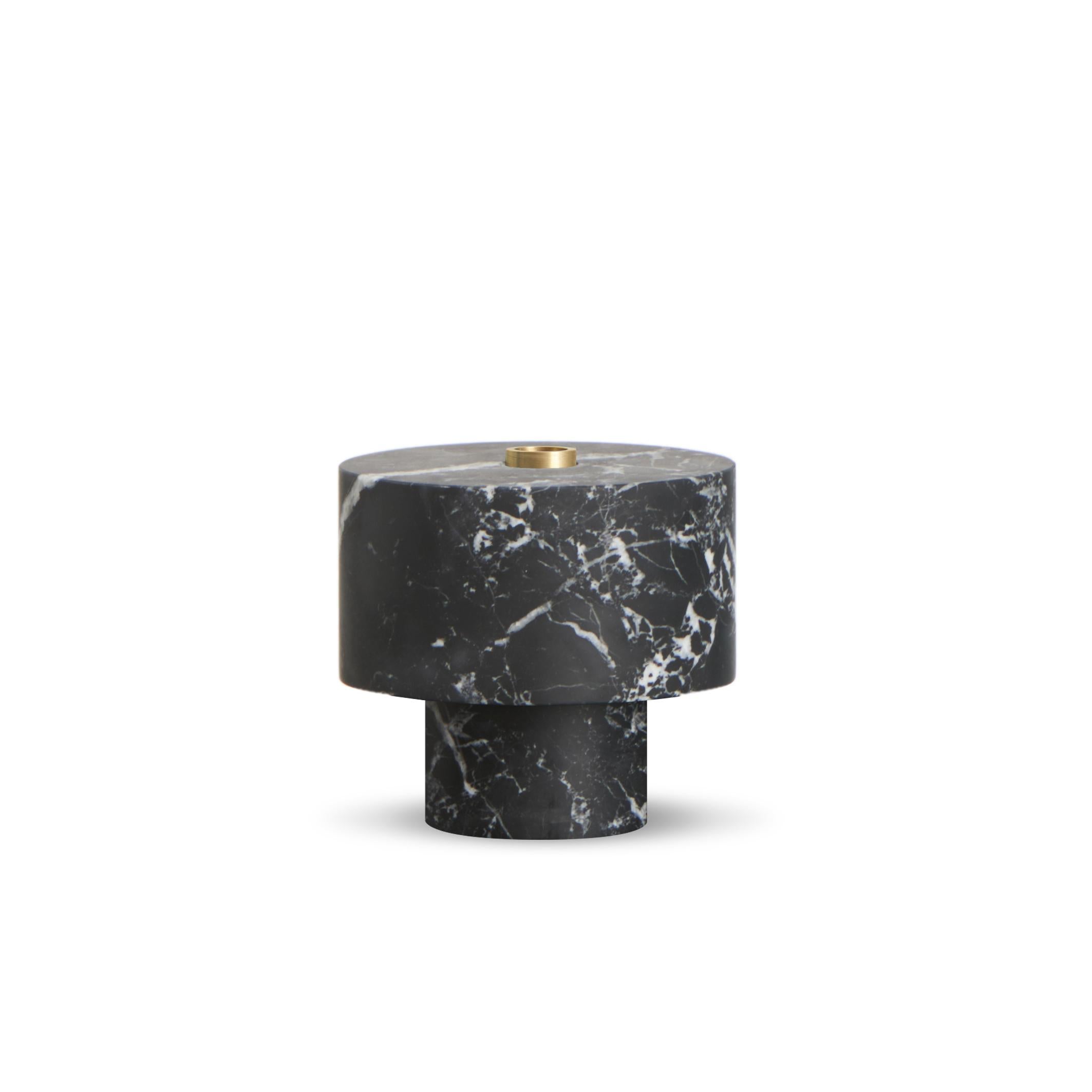 Neuer moderner Kerzenhalter aus grünem Marmor, Schöpferin Karen Chekerdjian im Angebot 1