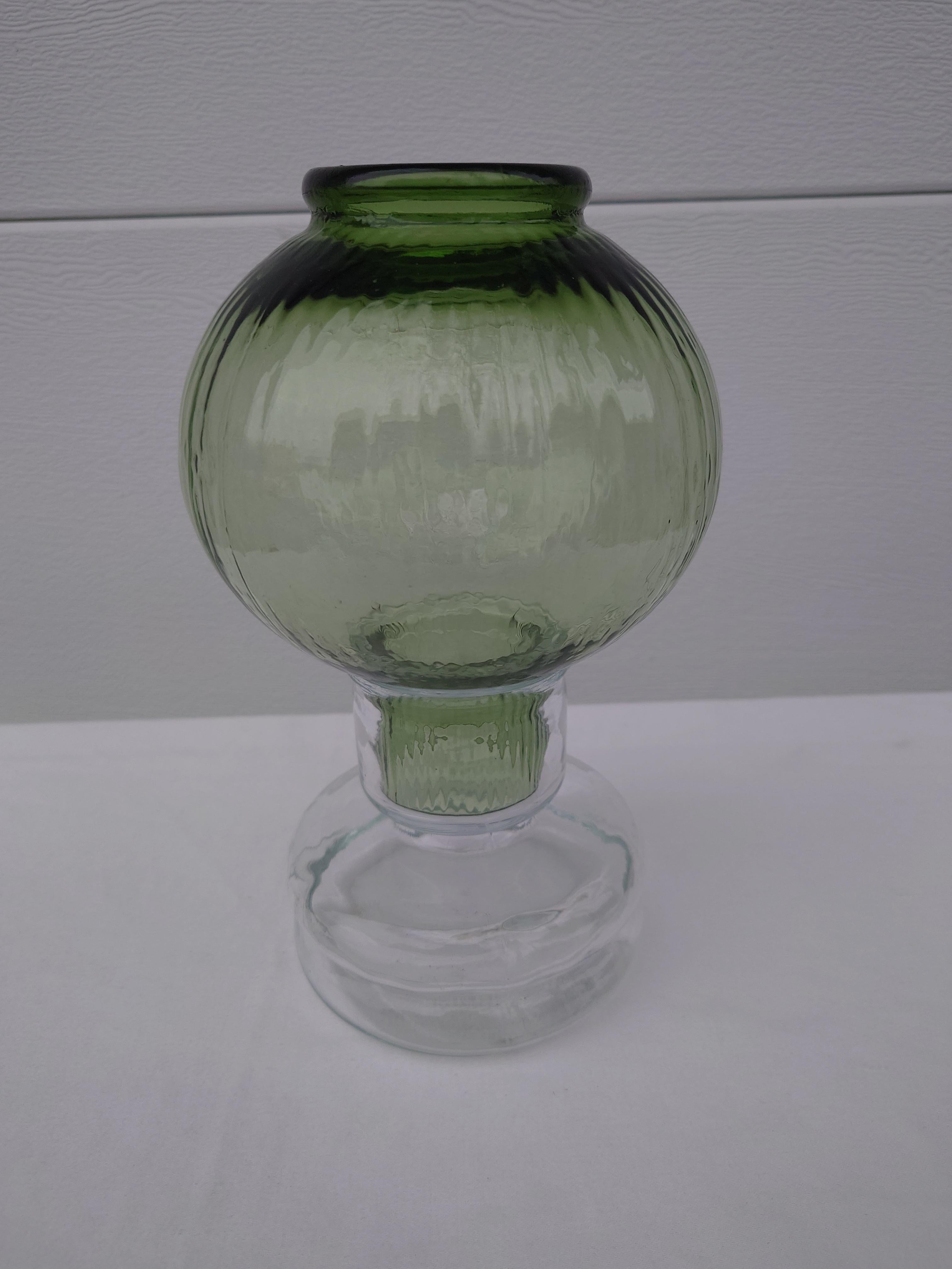 Der Tuikku-Kerzenhalter, entworfen von Nanny Still für Riihimäen Lasi, ist ein schönes und elegantes Stück. Es ist die perfekte Art, eine gemütliche und warme Atmosphäre in jedem Raum zu schaffen. Das schlichte Design und das hochwertige Glas machen