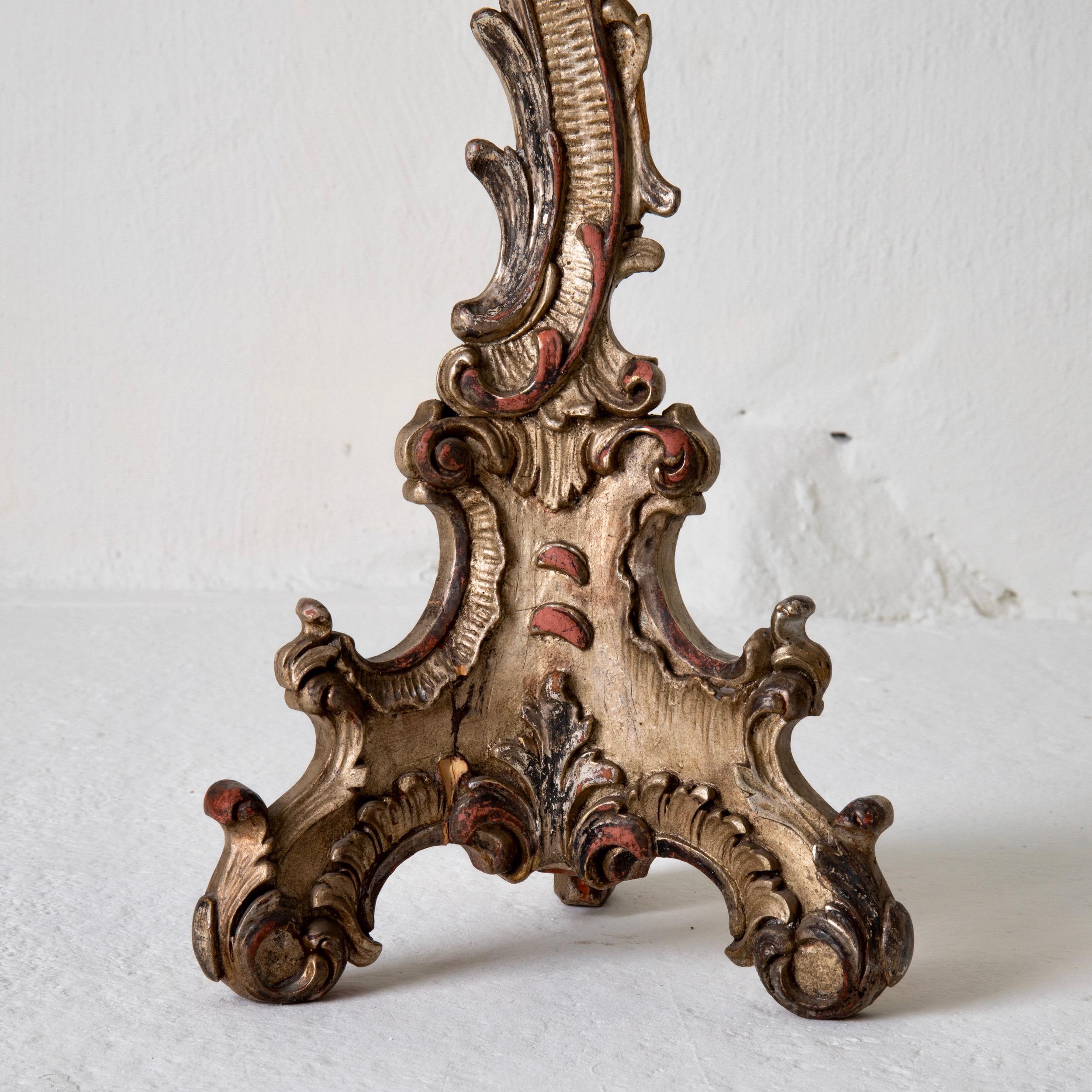 Une paire de chandeliers fabriqués pendant la période rococo en Italie. Décoré de sculptures et peint à la main en couleur or argenté et rouge corail clair.

 