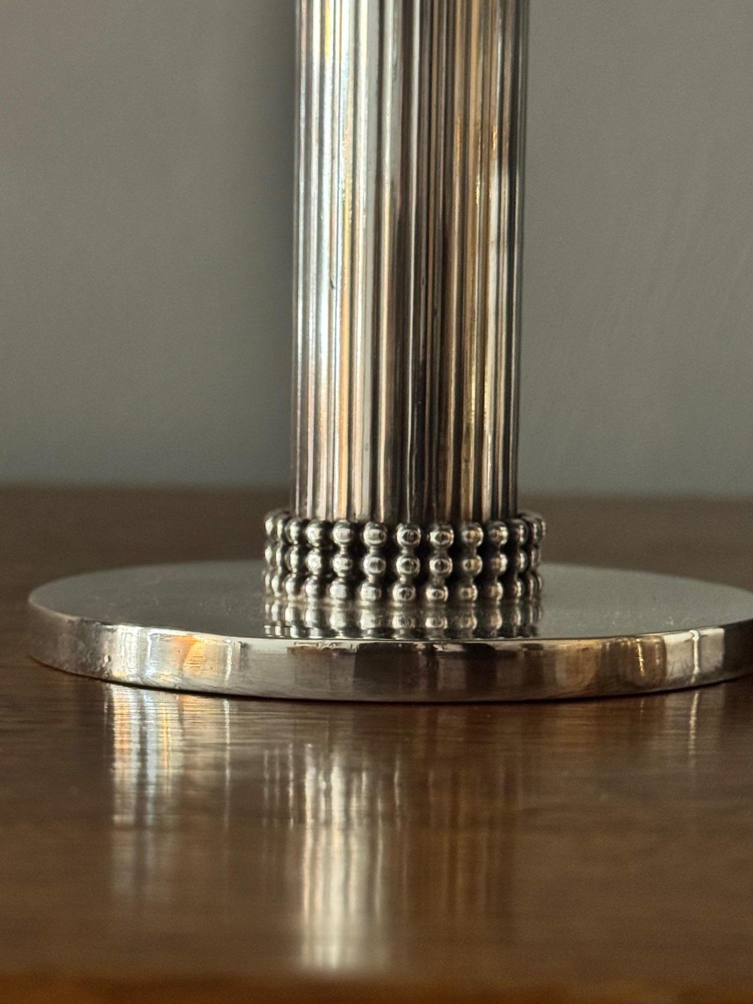 Kerzenhalter Versilberte Bronze signiert von Jean Dreprés (Französisch) im Angebot