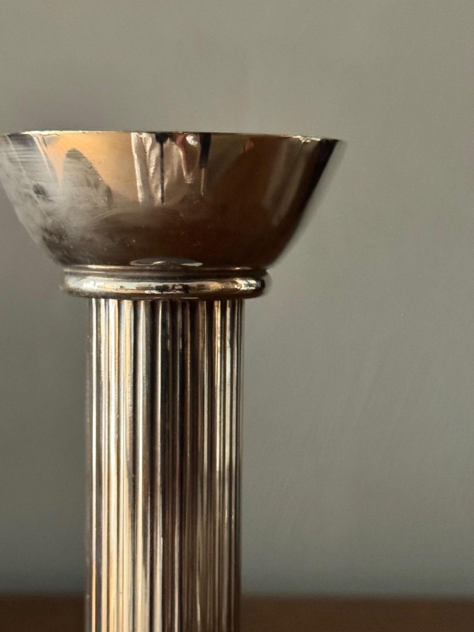 Kerzenhalter Versilberte Bronze signiert von Jean Dreprés (Beschichtet) im Angebot