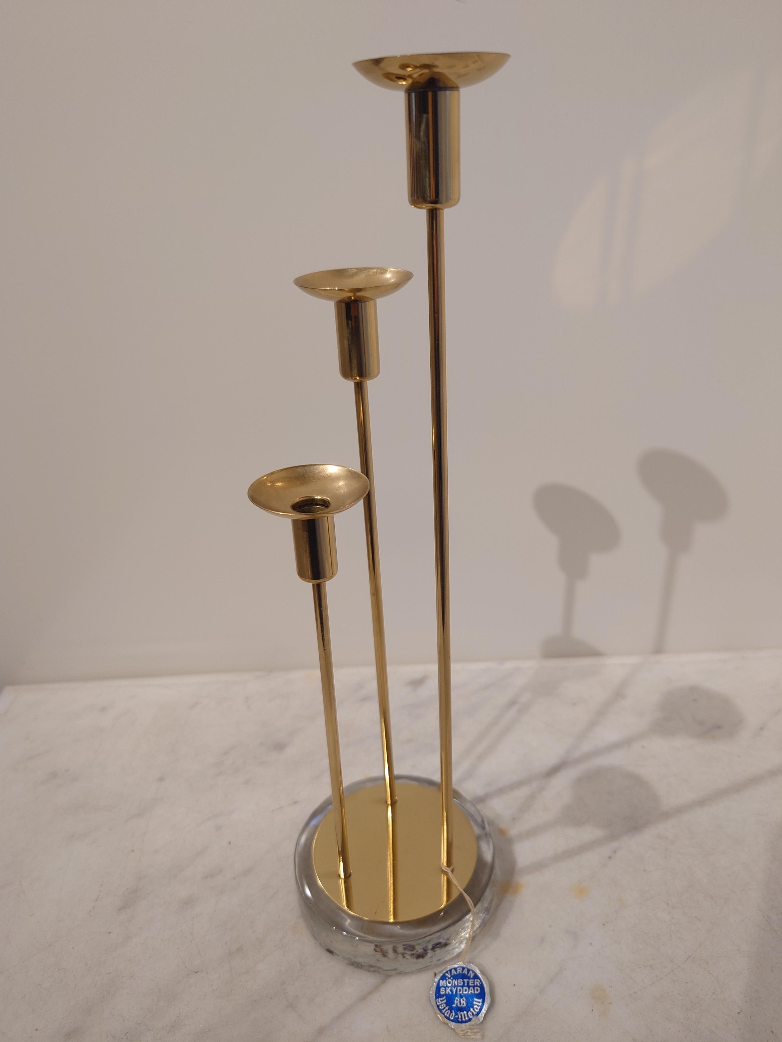 Candeliere in ottone disegnato da Gunnar Ander per Ystad-Metall. Tre portacandele di diverse altezze fissati a una base di vetro. Per candele piccole, come quelle dell'albero di Natale.

Chi era Gunnar Ander (1908-1976)?

Gunnar Ander era un