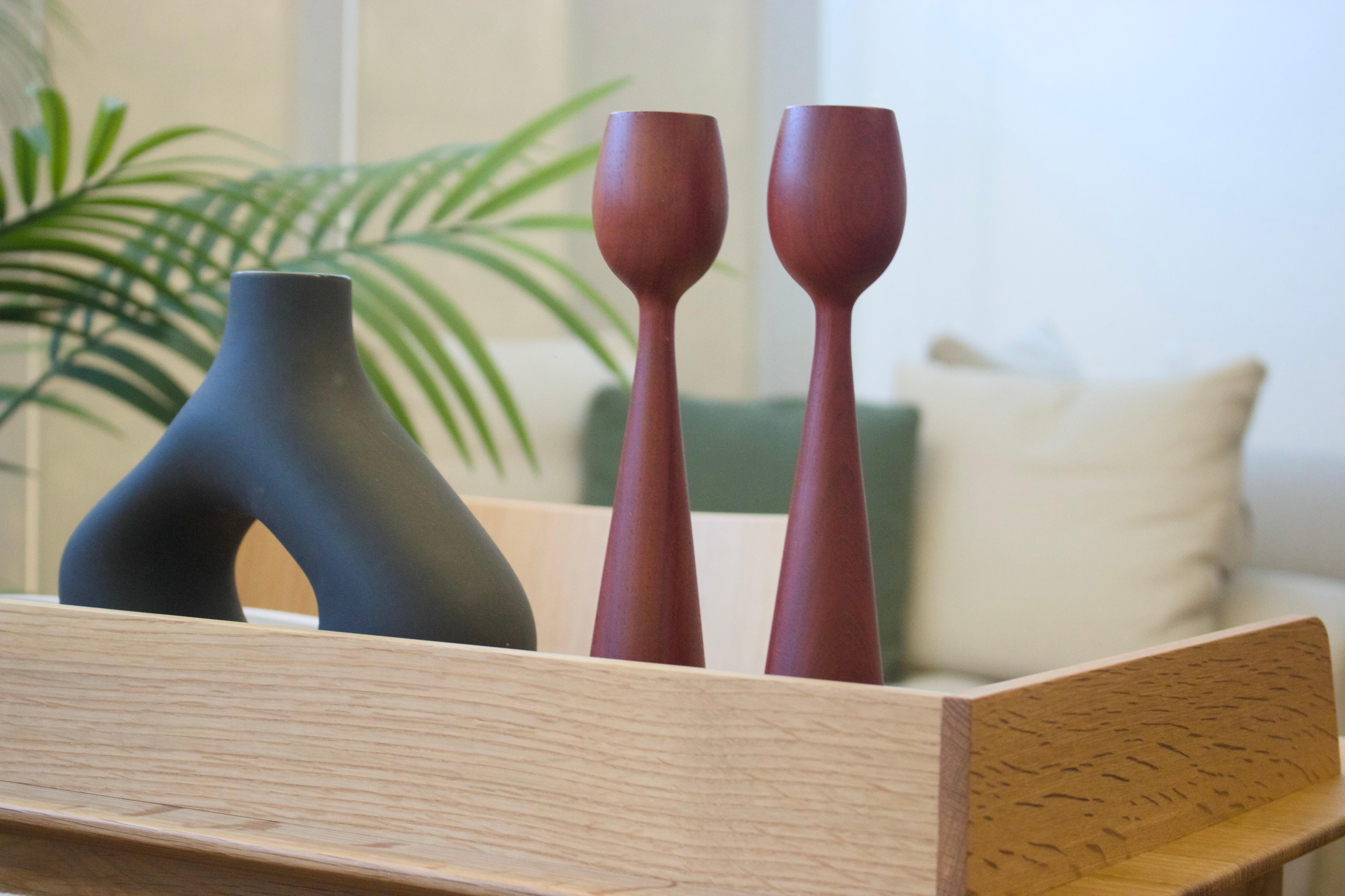 Adopta la elegancia atemporal del diseño danés de mediados de siglo con este hermoso par de portavelas vintage de teca. Fabricadas con madera de teca rica y cálida, estas piezas ejemplifican la estética minimalista y sofisticada que define la