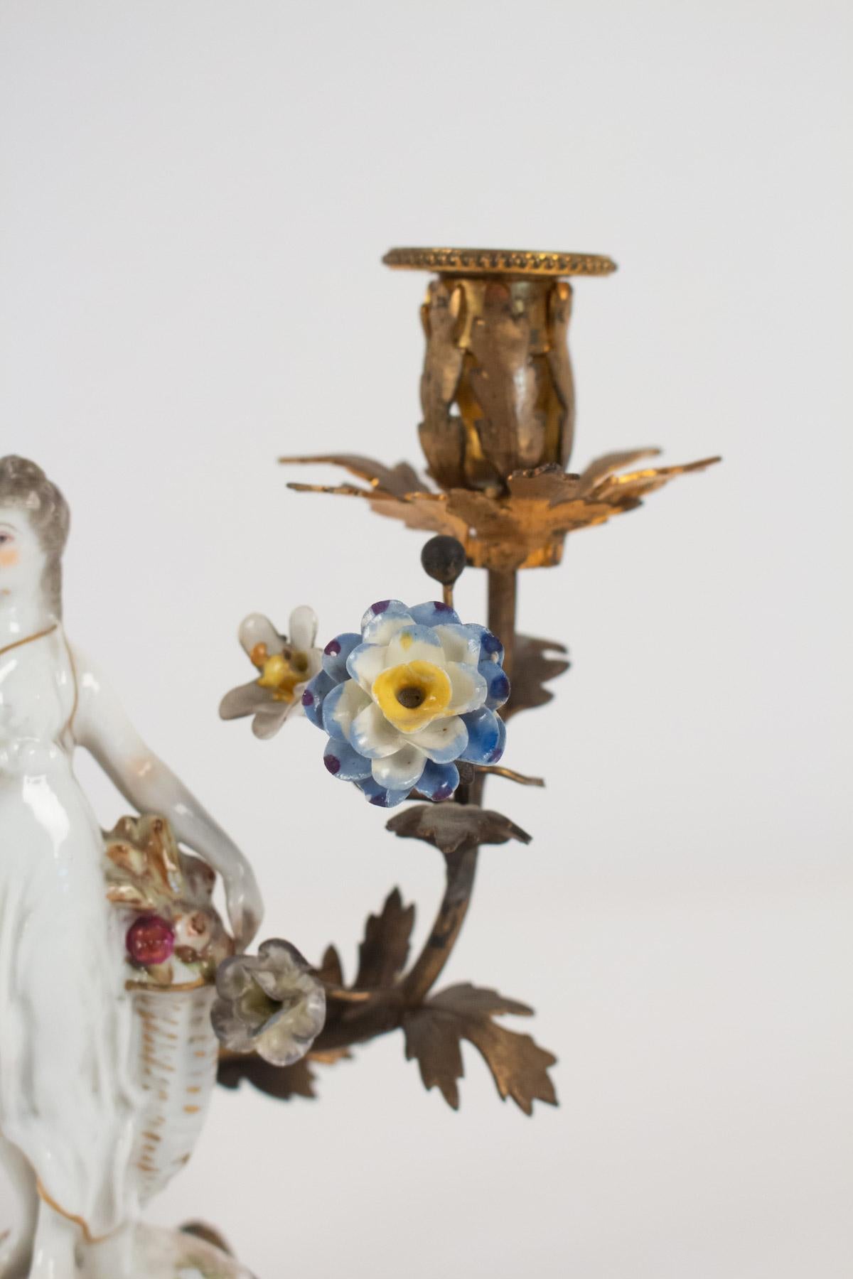 Candlestick in ancient porcelain and gilded metal, 19th century.
Measures: H 20 cm, W 18 cm, W 12 cm.