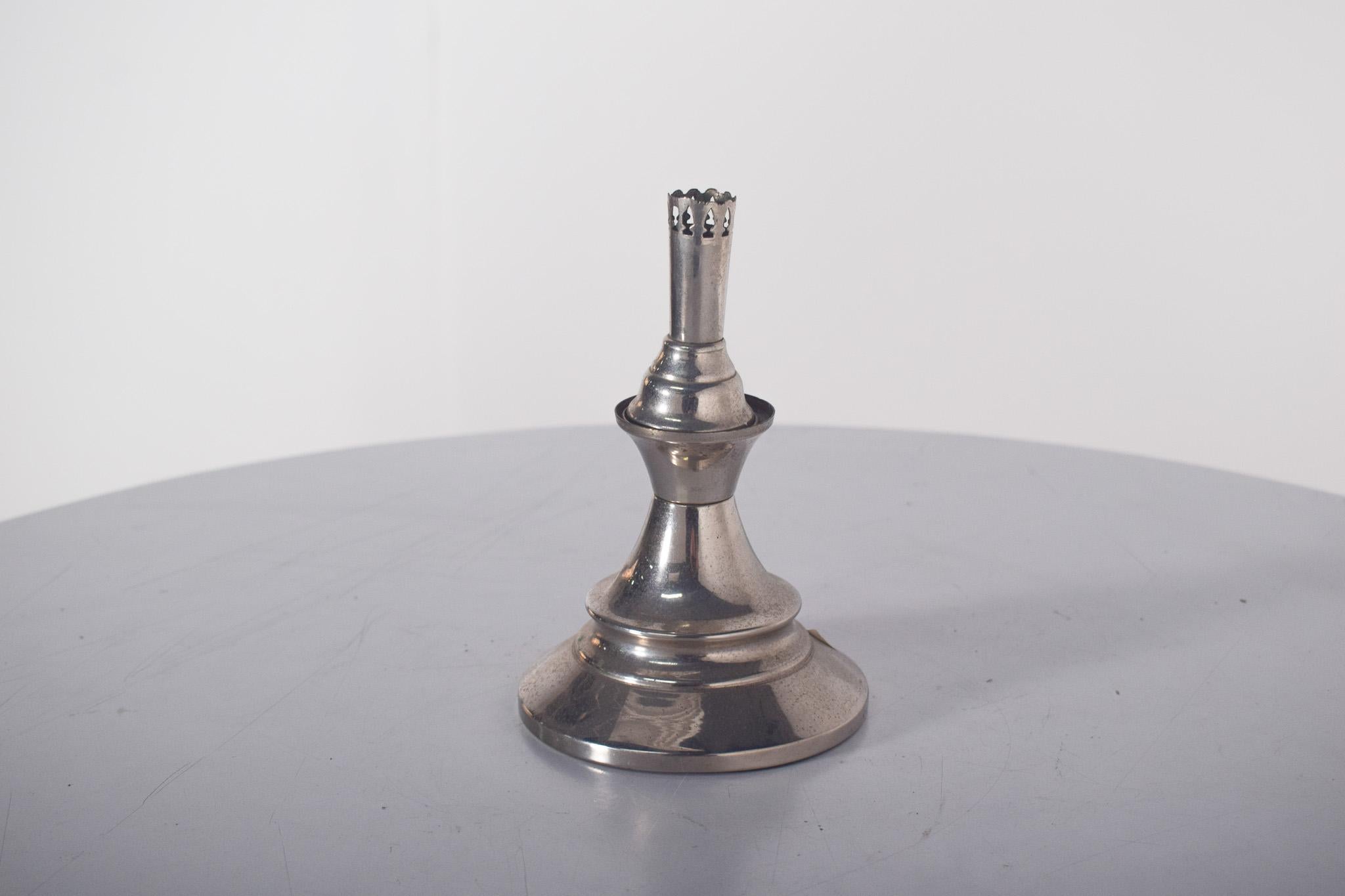 Chandelier en métal chromé. Dotée d'un design classique, cette pièce élégante possède une base large et arrondie, qui confère au bougeoir stabilité et équilibre. Son corps s'affine doucement vers le haut, créant une silhouette harmonieuse.
Au