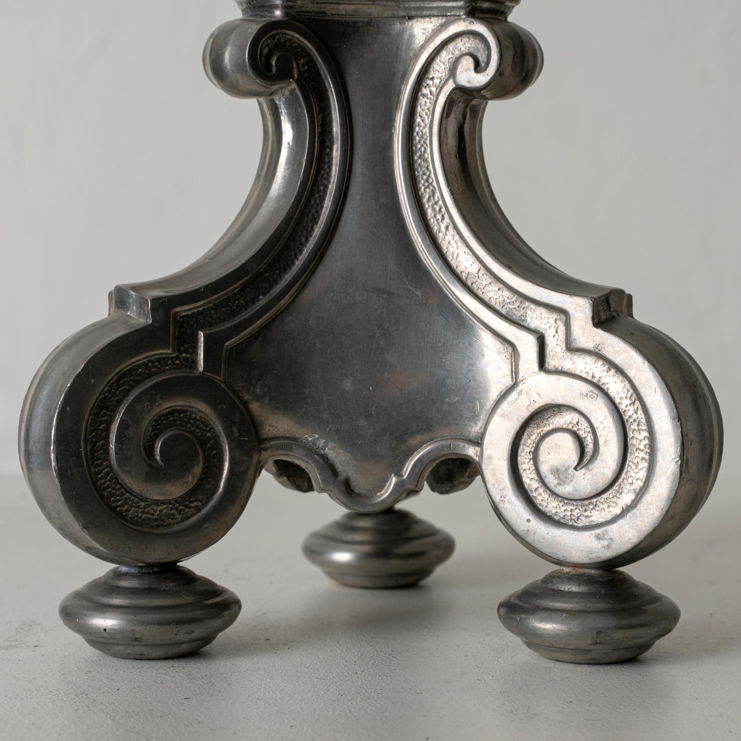 Una coppia di candelabri realizzati in stagno. Realizzato in Svezia, a Stoccolma, all'inizio del XX secolo. J.L. Hultman 1923-1957. Realizzato in stile barocco con piedi a sfera appiattiti e decorati con formazioni a C.C.