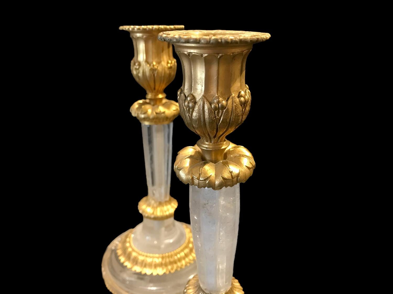 Kerzenständer aus Bergkristall und vergoldeter Bronze, Paar, 18. Jahrhundert, Stil (Vergoldet) im Angebot
