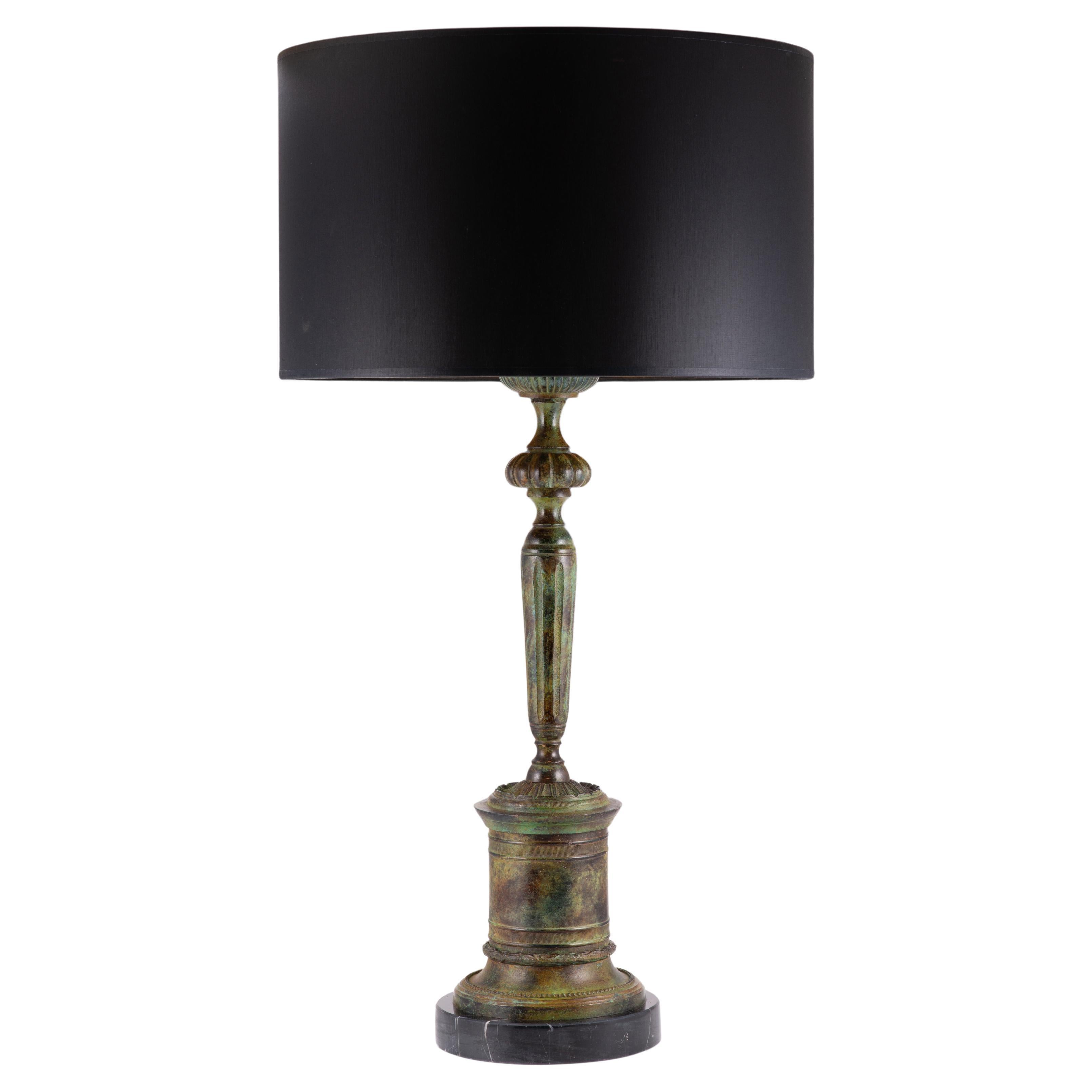 Kerzenständer-Lampe, patinierte Bronze. Sockel aus schwarzem Marmor. im Angebot