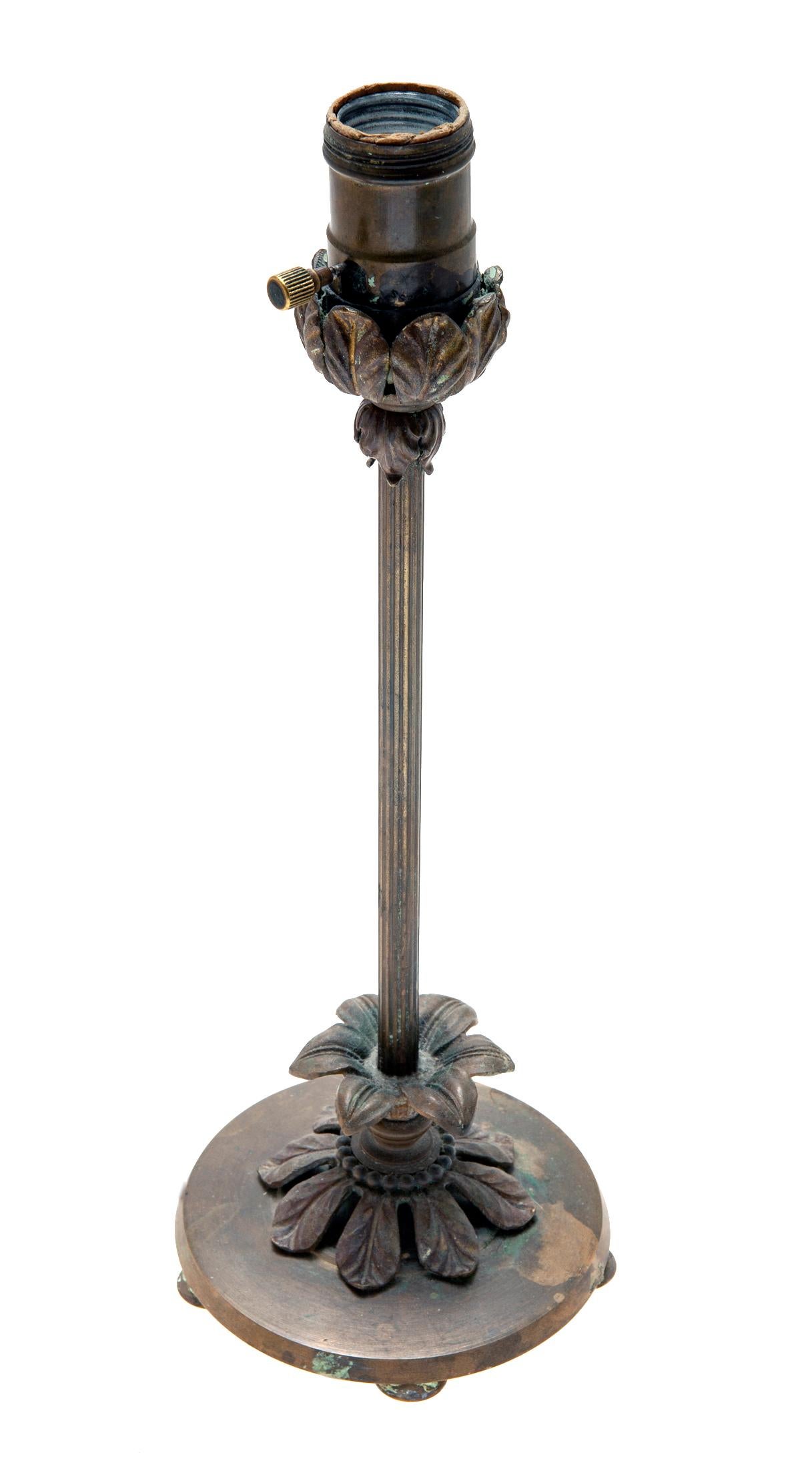 Kerzenständer-Tischlampe mit RH-grünem Seidenschirm (Louis XV.) im Angebot