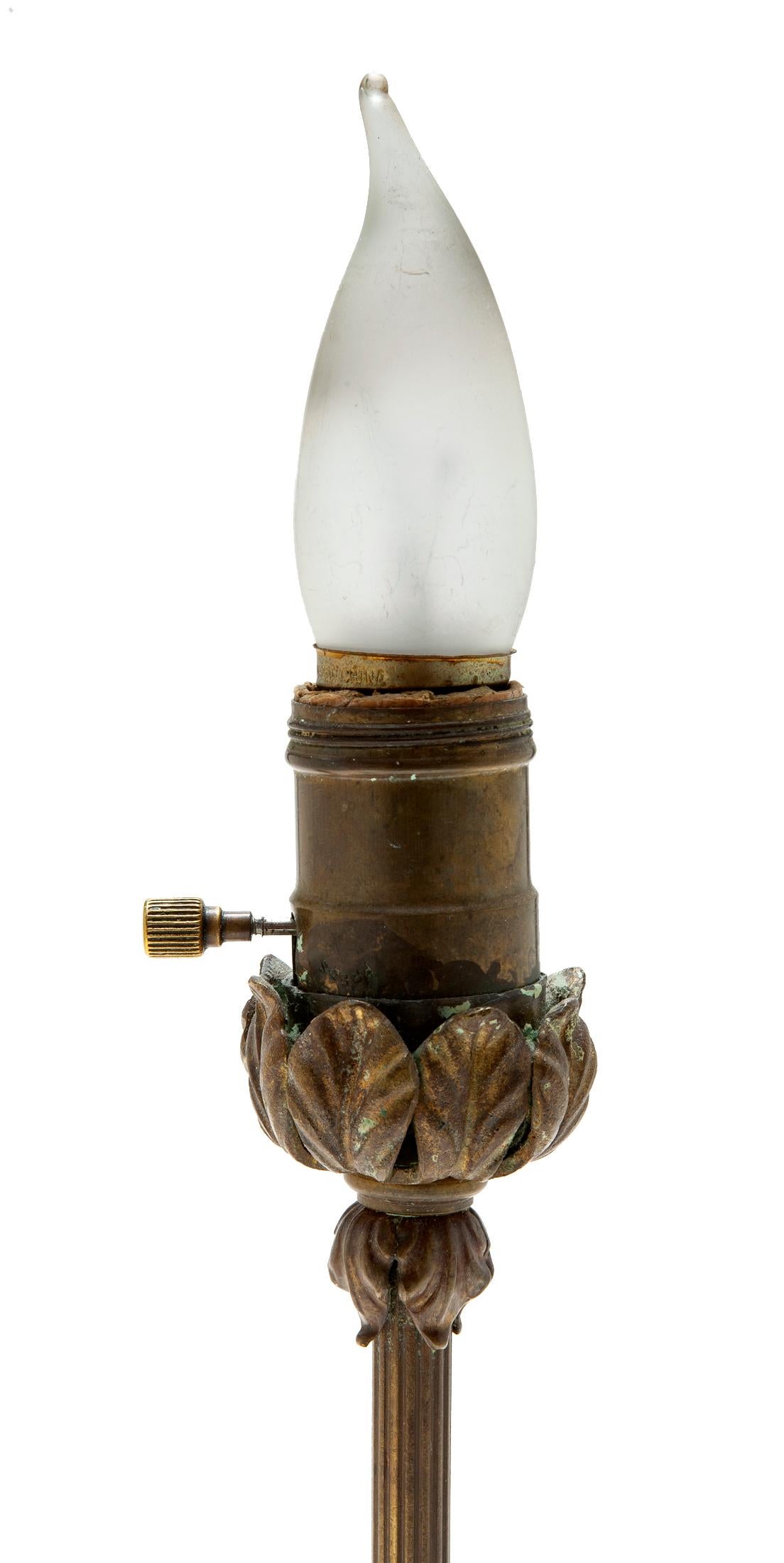 Kerzenständer-Tischlampe mit RH-grünem Seidenschirm im Zustand „Gut“ im Angebot in Malibu, CA