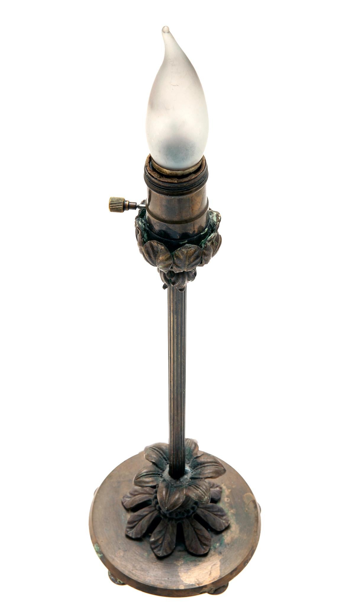 20ième siècle Lampe de bureau avec abat-jour en soie vert RH en vente