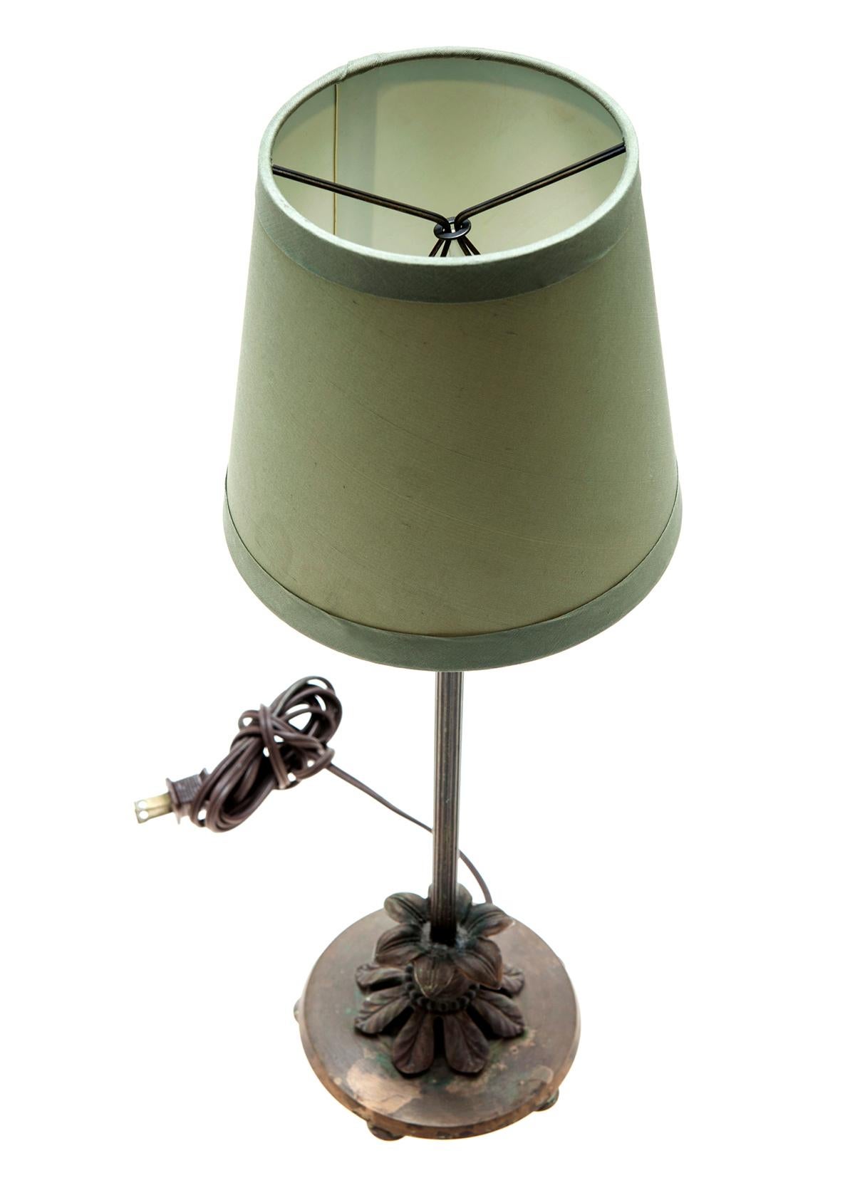 Kerzenständer-Tischlampe mit RH-grünem Seidenschirm im Angebot 2