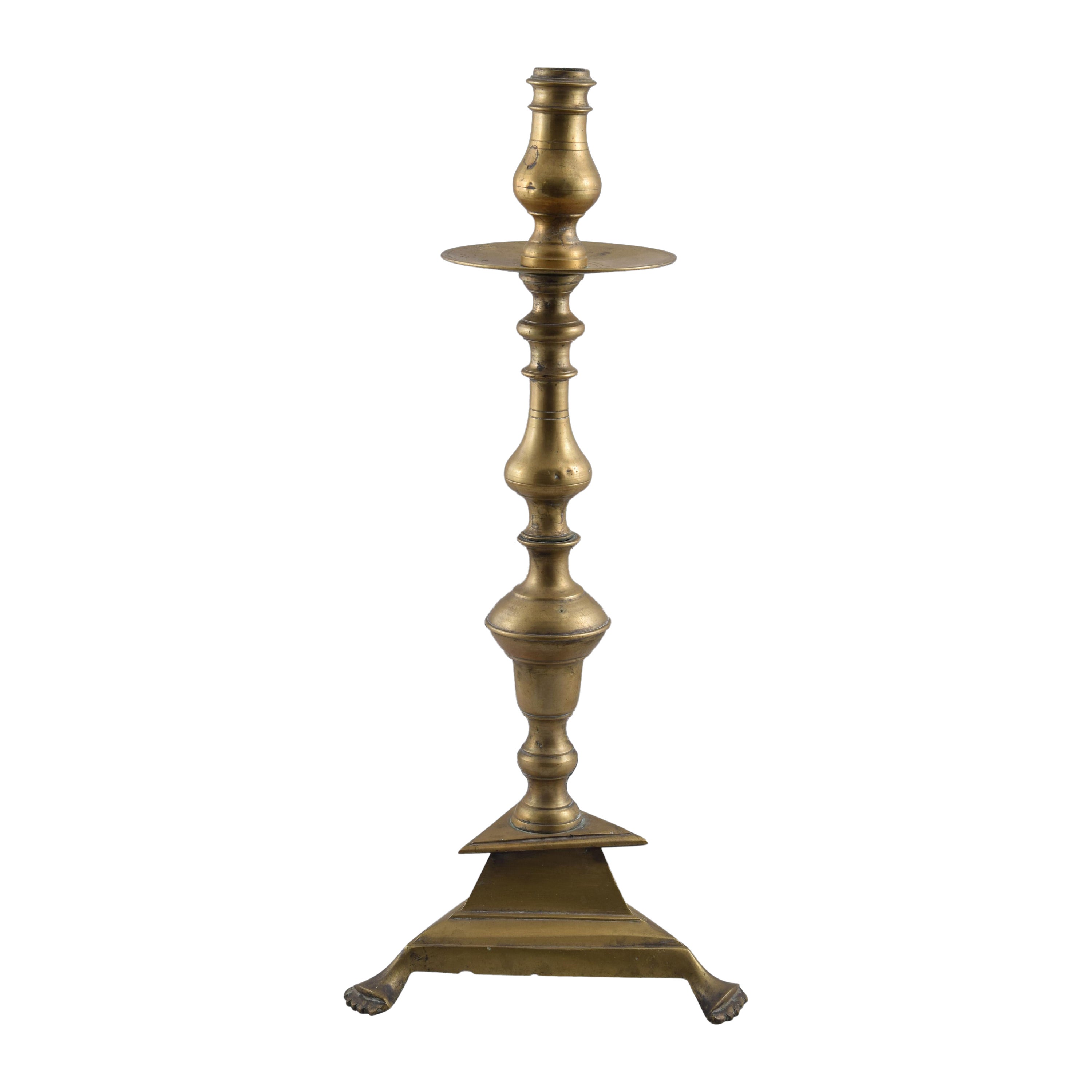 Kerzenleuchter mit dreieckigem Sockel. Bronze. Spanien, 18. Jahrhundert.
