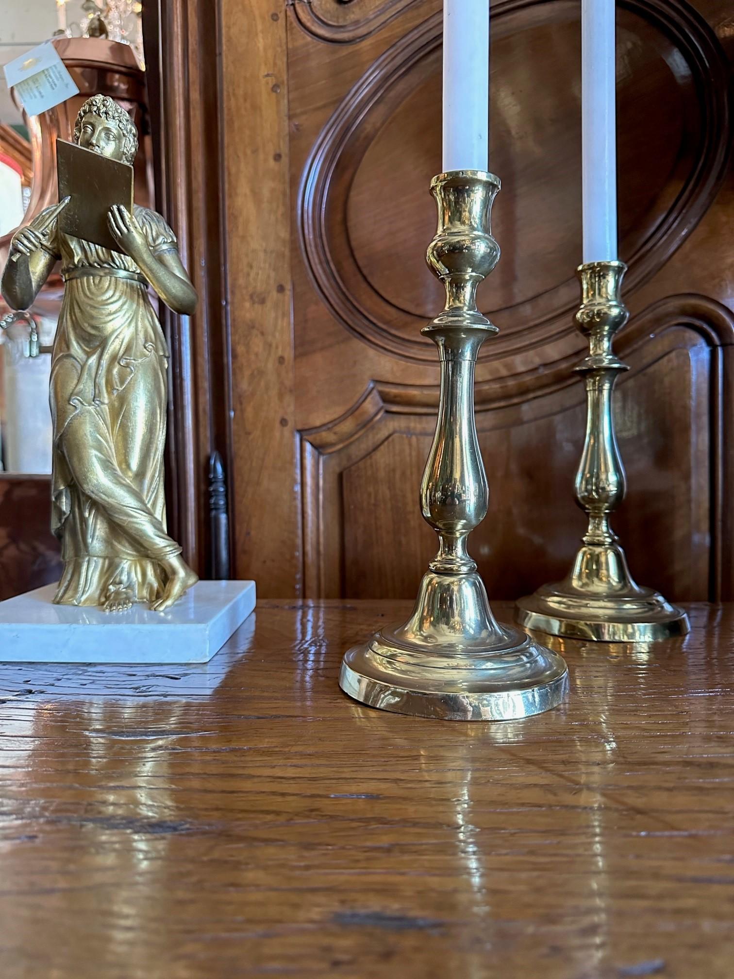 Coppia di candelabri portacandele in ottone antico Objects for Objects in vendita 5