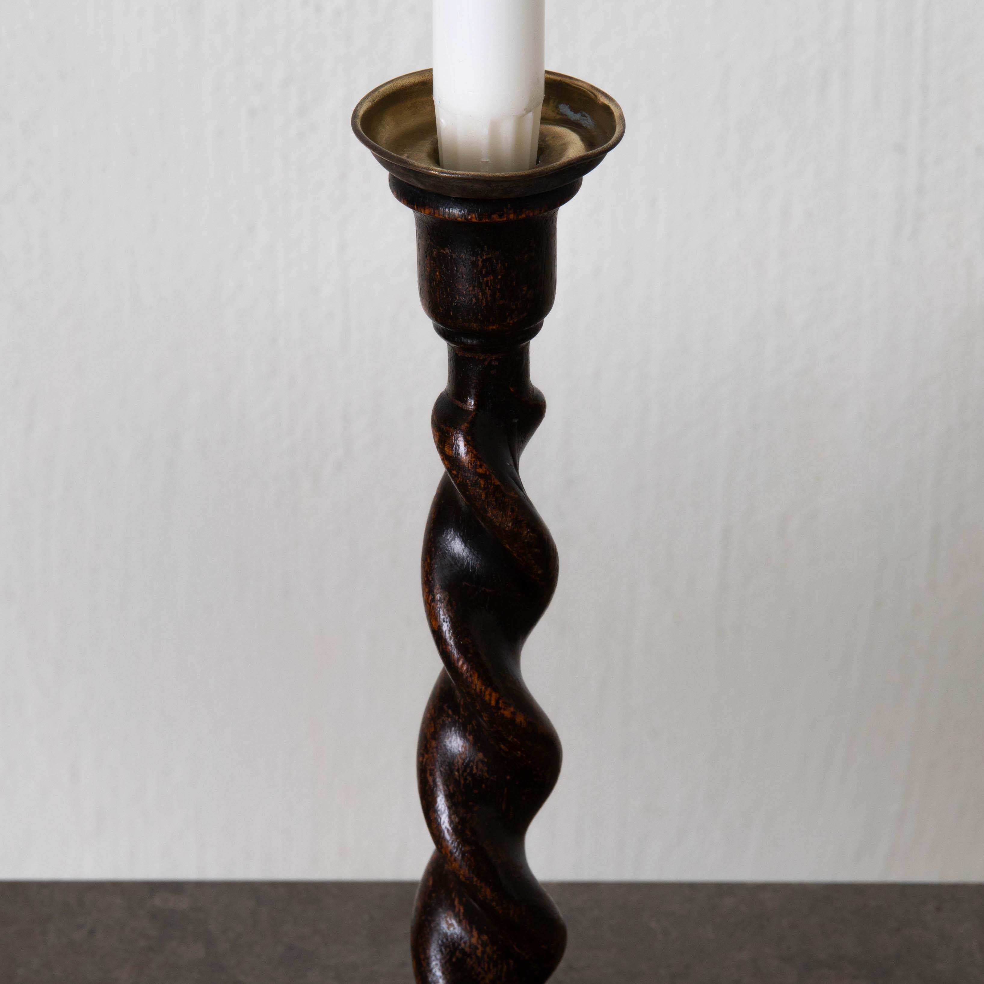 Ljusstakar spiral English early 19th century oak. Brass candleholder.