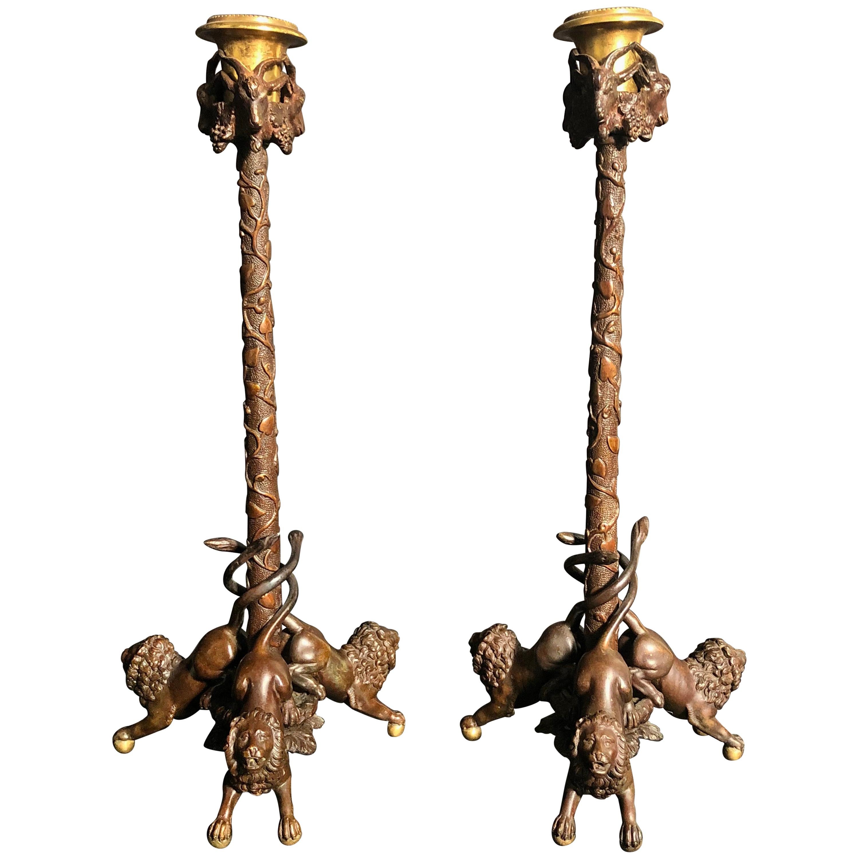 Paire de chandeliers en bronze doré représentant un lion