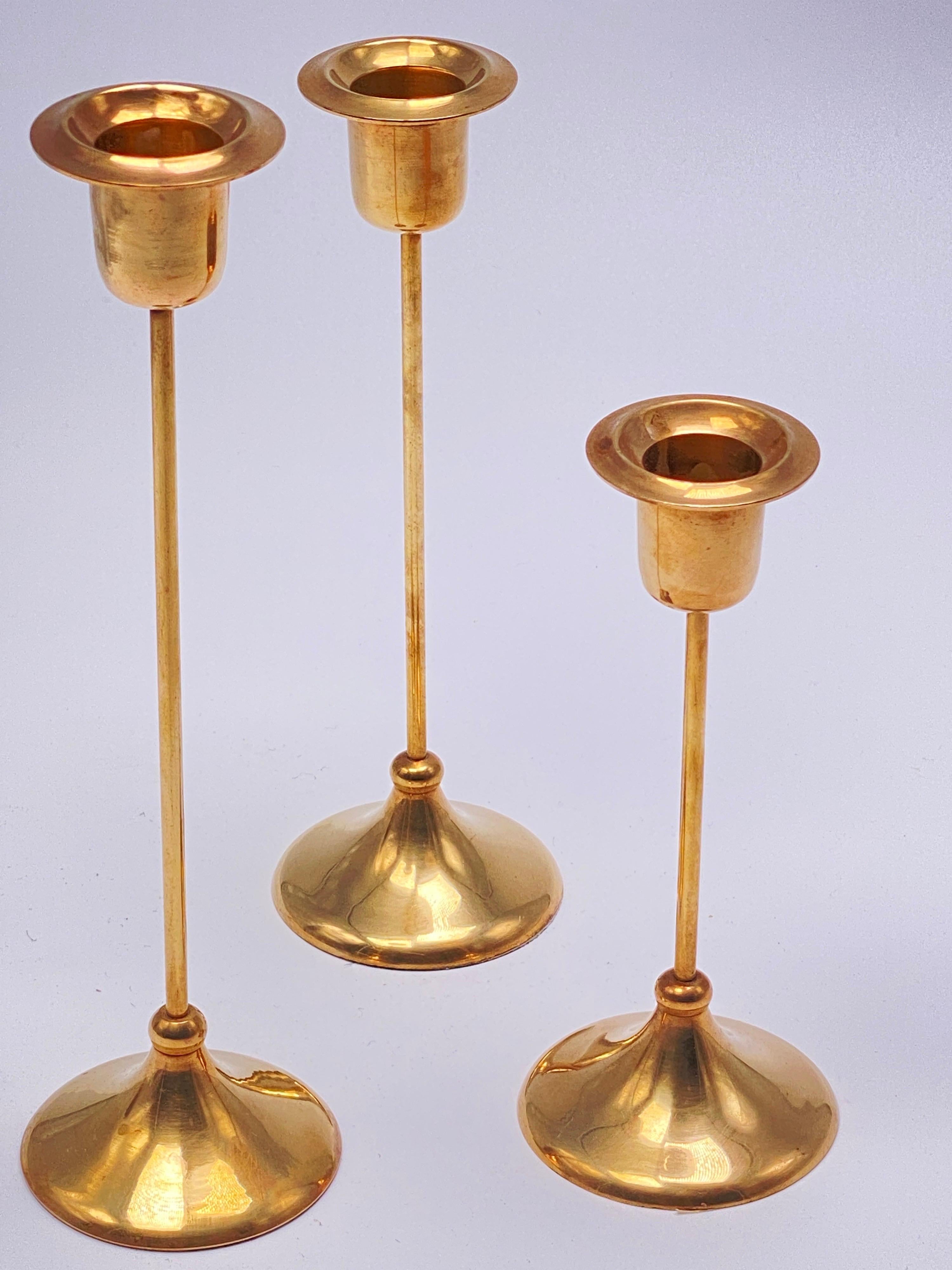 cet ensemble est composé de trois chandeliers, en laiton. il a été fabriqué en suède vers 1960.
La couleur est dorée.