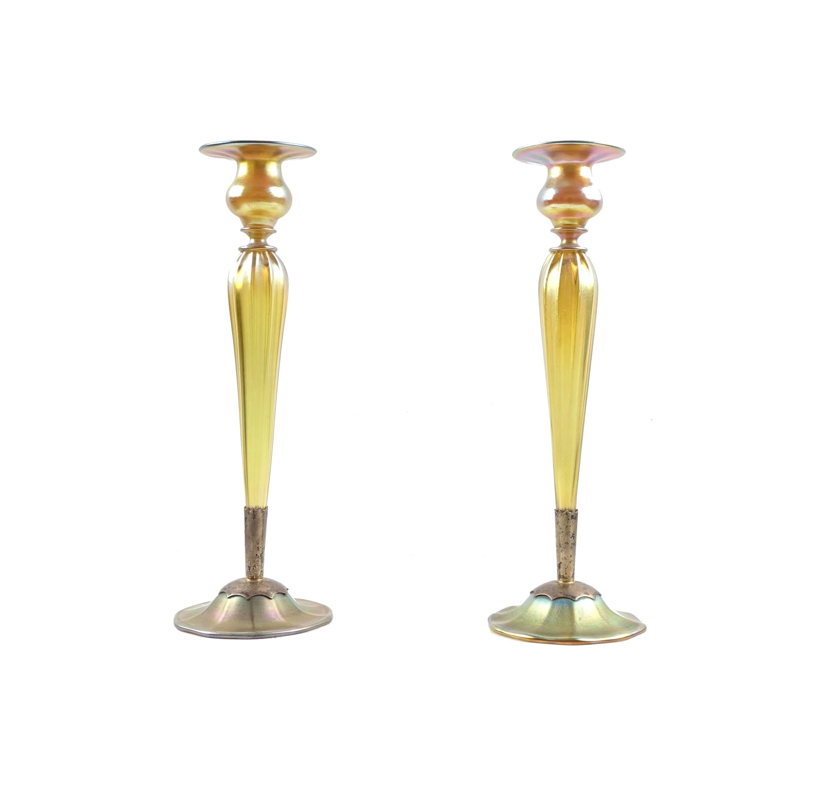 Candlesticks in iridescent glass signed tiffany
Tiffany colored glass candlesticks
Measurements: diameter 10 cm height 30 cm.
 