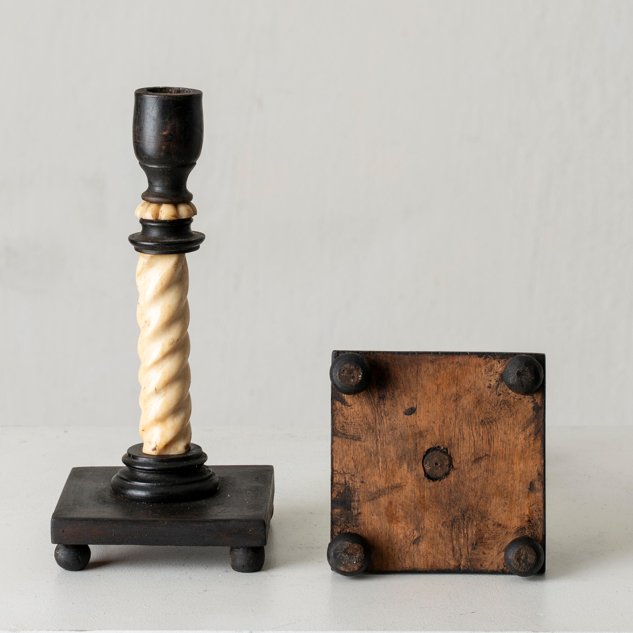 Coppia di candelieri in legno annerito e osso. Realizzato nel XVIII secolo in Europa.