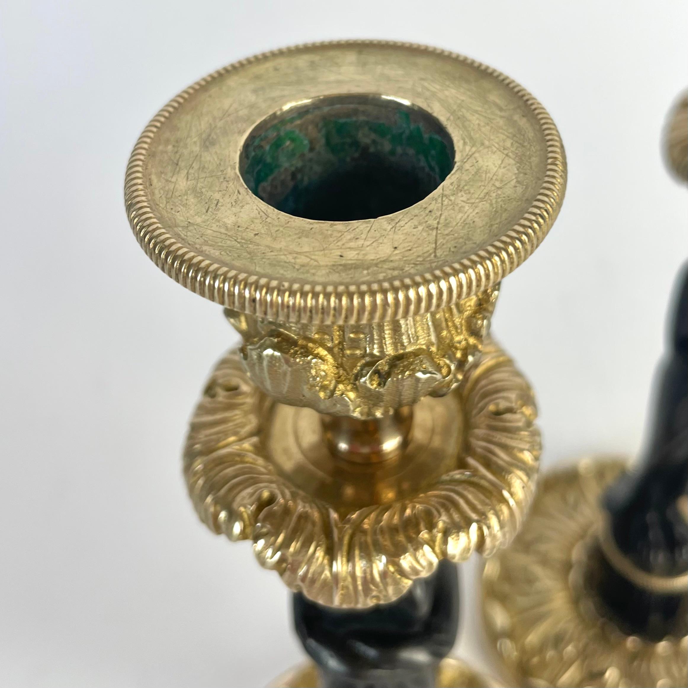 Candelieri con cariatidi in bronzo dorato e patinato scuro - Impero, anni '20 del XIX secolo in vendita 2