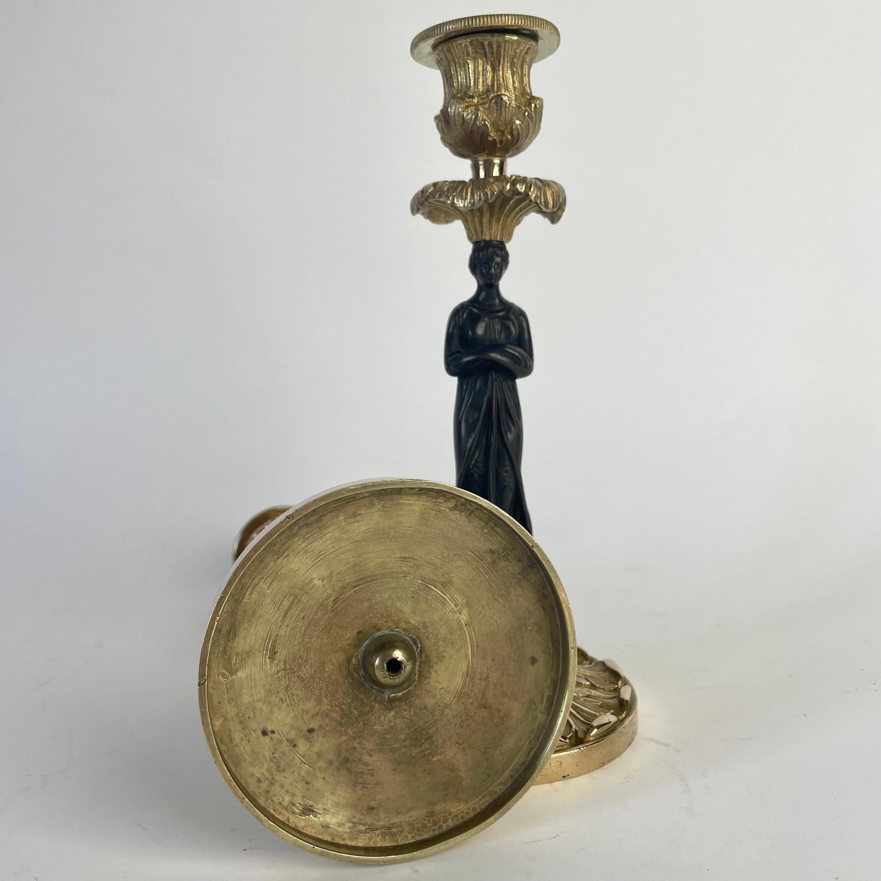 Candelieri con cariatidi in bronzo dorato e patinato scuro - Impero, anni '20 del XIX secolo in vendita 3