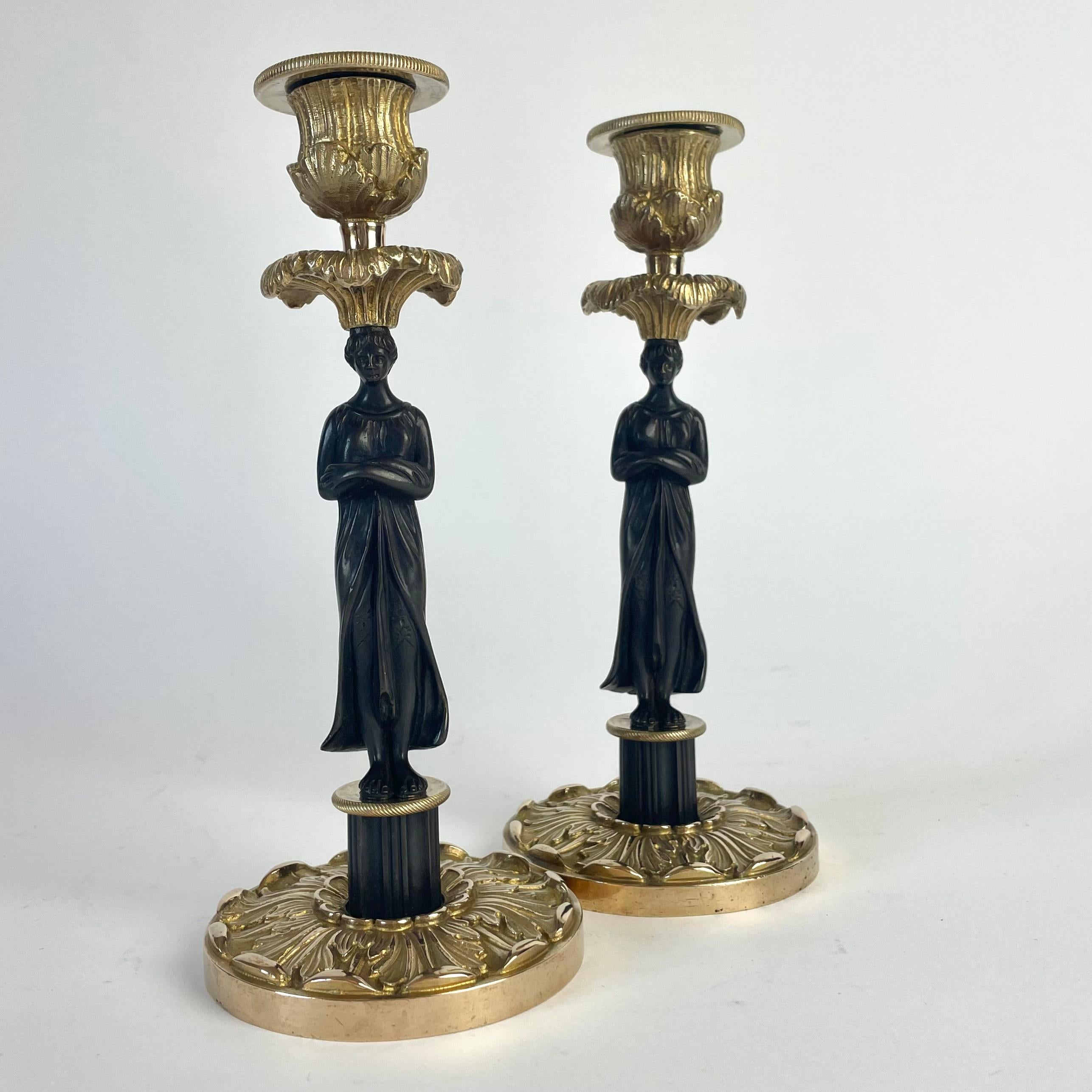 
Candelieri francesi con cariatidi in bronzo dorato e patinato scuro - Impero, anni '20 del XIX secolo

Una magnifica coppia di candelieri francesi in bronzo dorato e patinato scuro, realizzati durante il periodo dell'Impero negli anni Venti del XIX