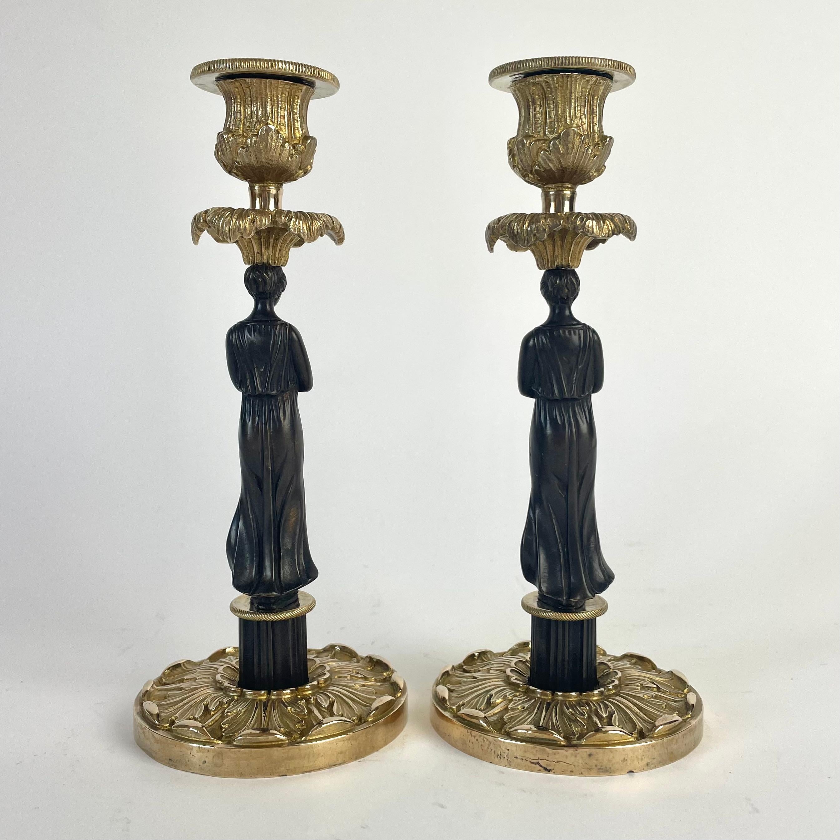 Francese Candelieri con cariatidi in bronzo dorato e patinato scuro - Impero, anni '20 del XIX secolo in vendita