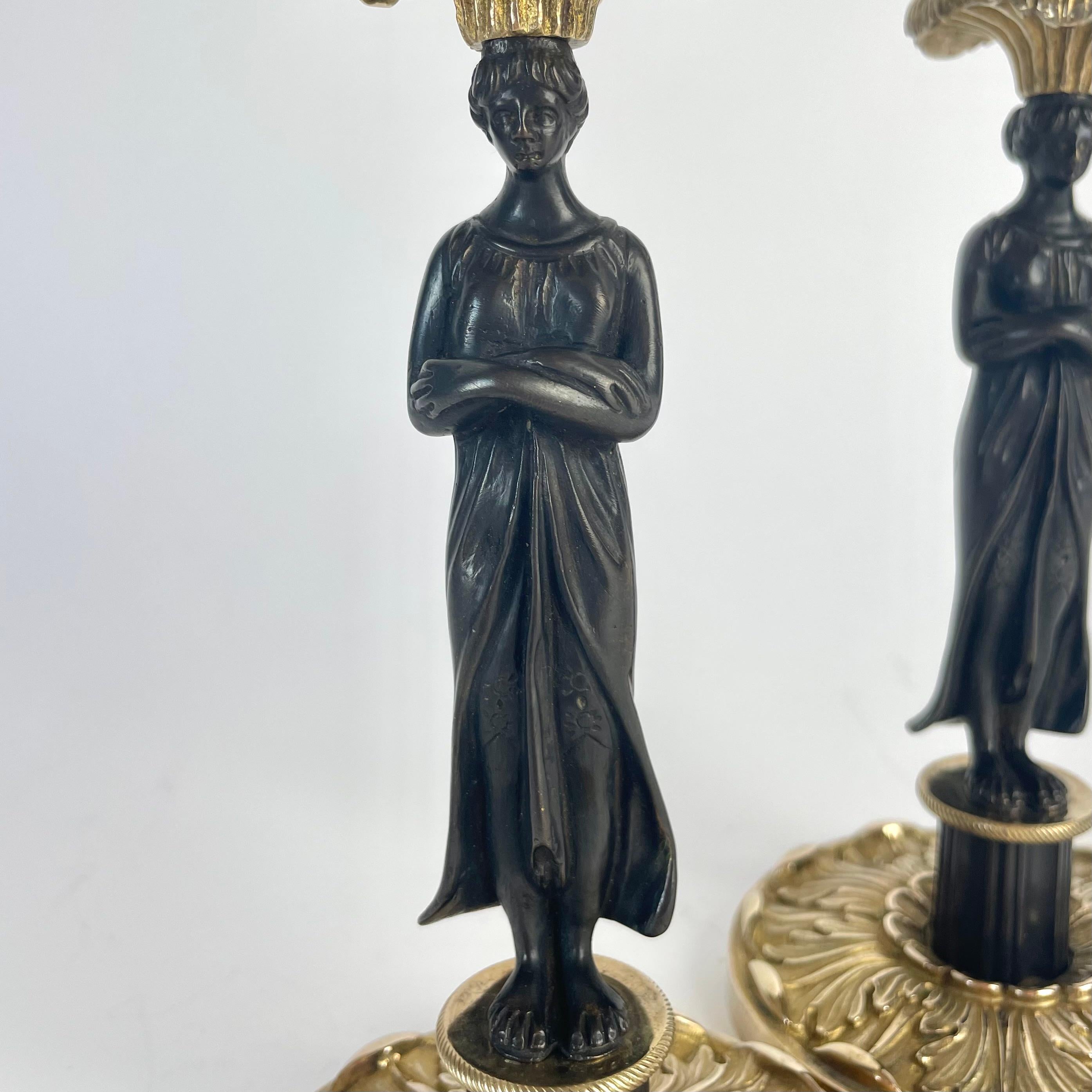 Inizio XIX secolo Candelieri con cariatidi in bronzo dorato e patinato scuro - Impero, anni '20 del XIX secolo in vendita
