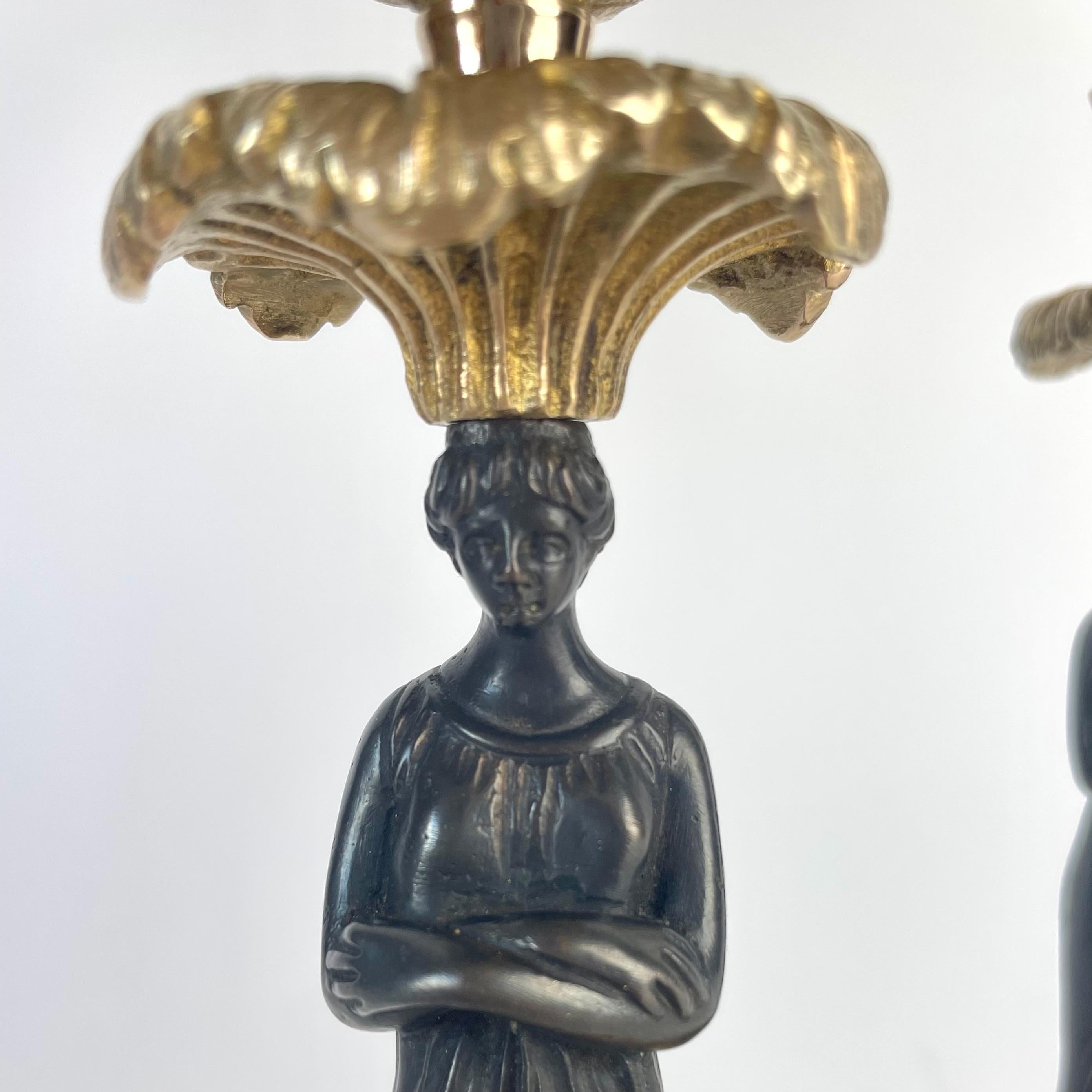 Bronzo Candelieri con cariatidi in bronzo dorato e patinato scuro - Impero, anni '20 del XIX secolo in vendita