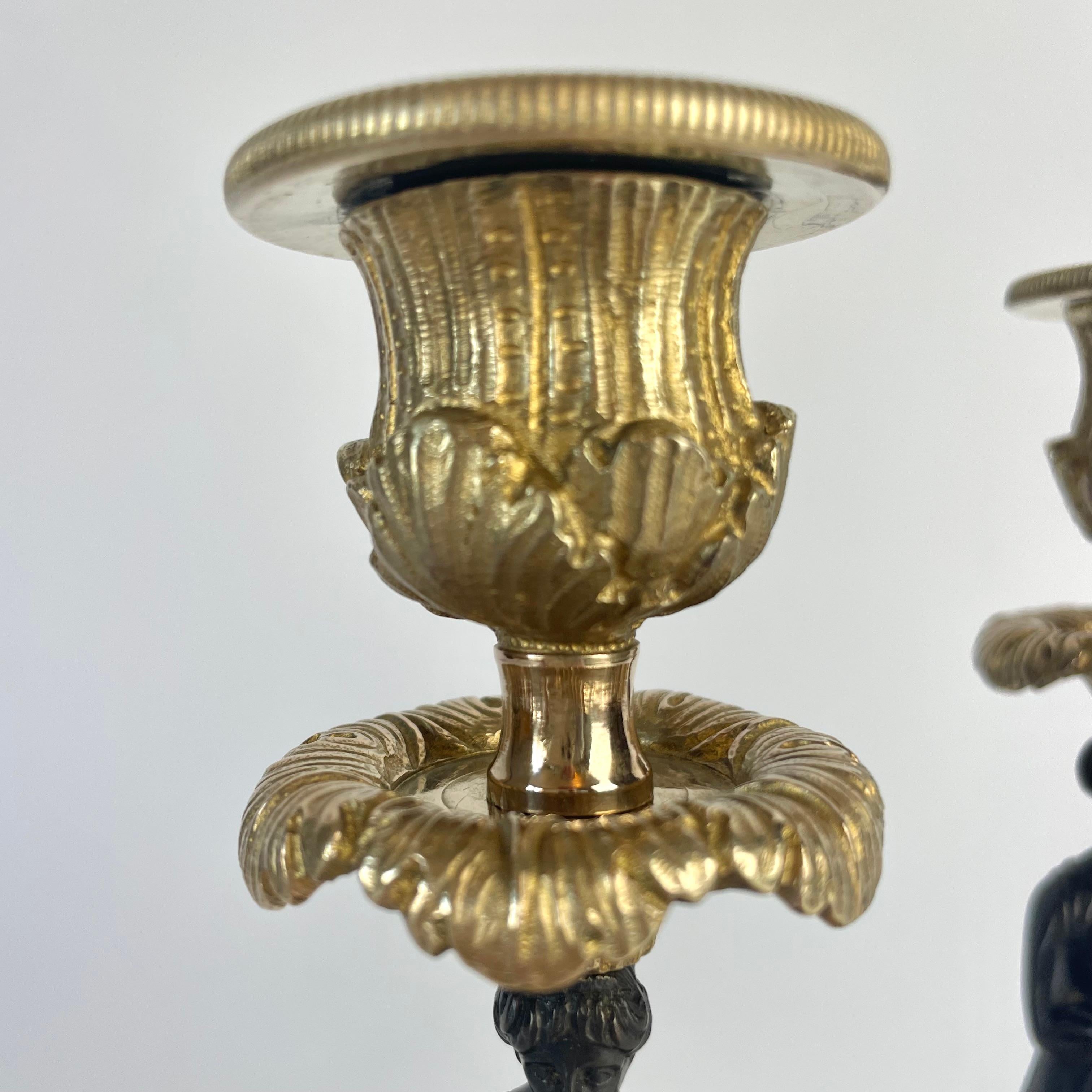 Candelieri con cariatidi in bronzo dorato e patinato scuro - Impero, anni '20 del XIX secolo in vendita 1