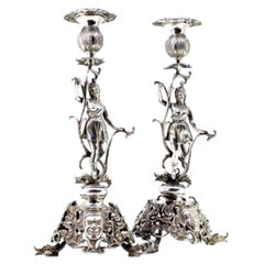 Bougeoirs avec bases taillées florales, figures et trois pieds en forme de dauphins Bougeoirs avec bases taillées florales, figures et trois pieds en forme de dauphins