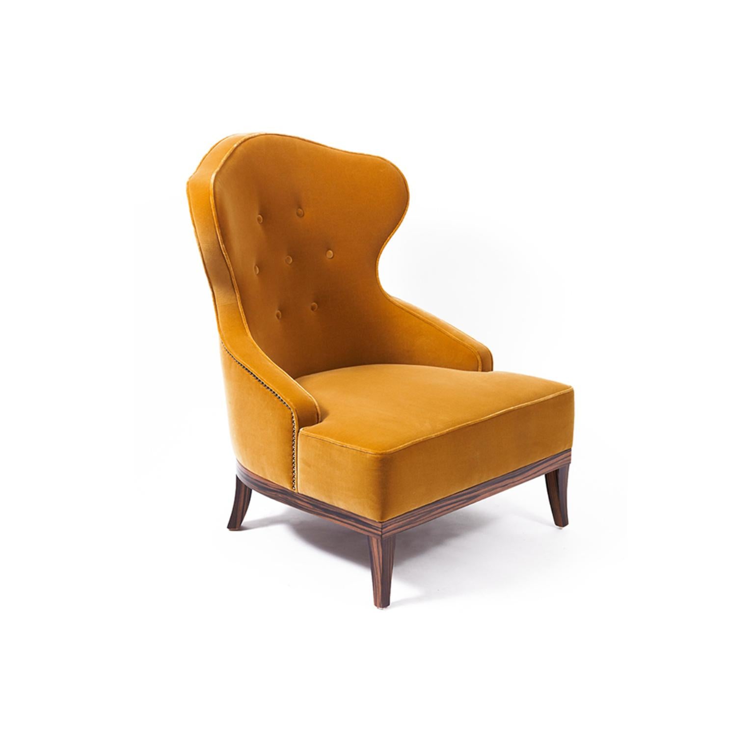 Sillón Candy by Munna
Dimensiones: P 83 x An 73 x Al 99 cm. SH: 44 cm.
Materiales: Madera de ébano, espuma, latón y tapicería.
Acabado: Chapa de madera de ébano con barniz brillante, terciopelo de algodón, ref. Mostaza, CV10 y bronce.

Disponible en