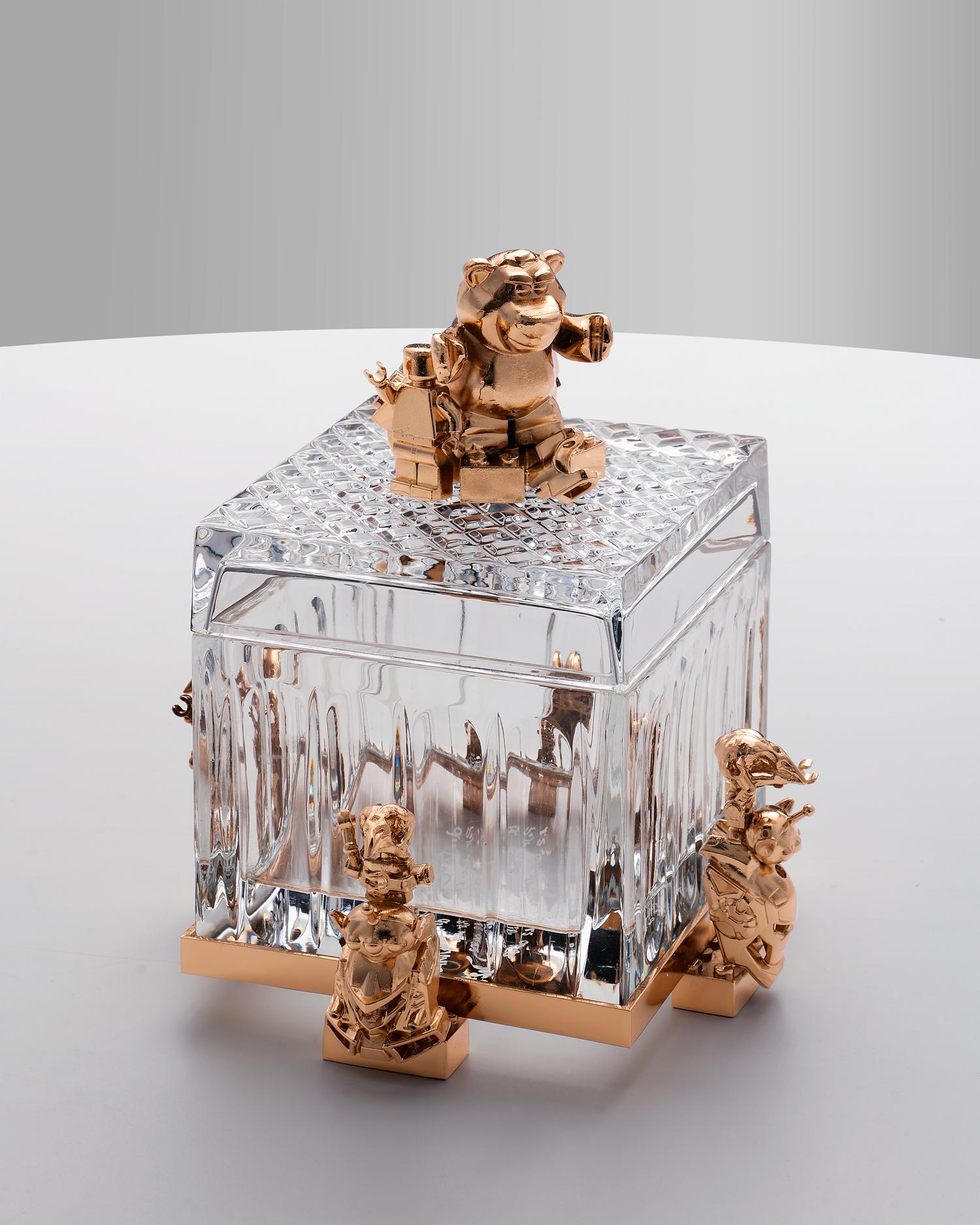 Boîte à bonbons par Vetralia
Conçu par Leo De Carlo
Dimensions :  L 16 x D 17 x H 19 cm
MATERIAL : Cristal, laiton recouvert d'or

VETRALIA
Art fonctionnel basé à Venise
Actif dans la proposition de design de collection, Vetralia est un lieu de