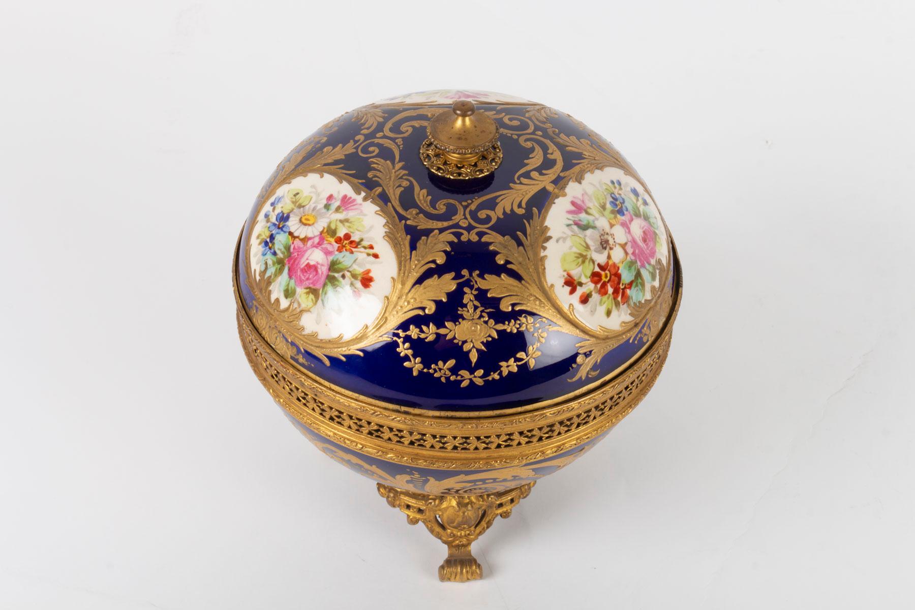 Candy box, Napoleon III period, 1870, painted and gilded porcelain, gilded bronze
Measures: H 18cm, D 18cm.