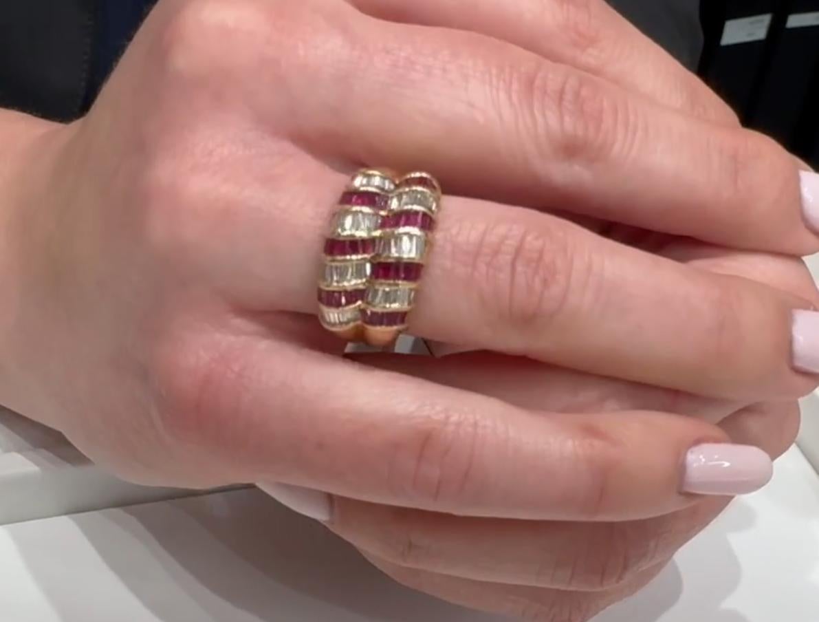 Candy Cane 14K Gelbgold zweireihiger Baguette-Ring mit Rubin und Diamanten in der rechten Hand im Angebot 1