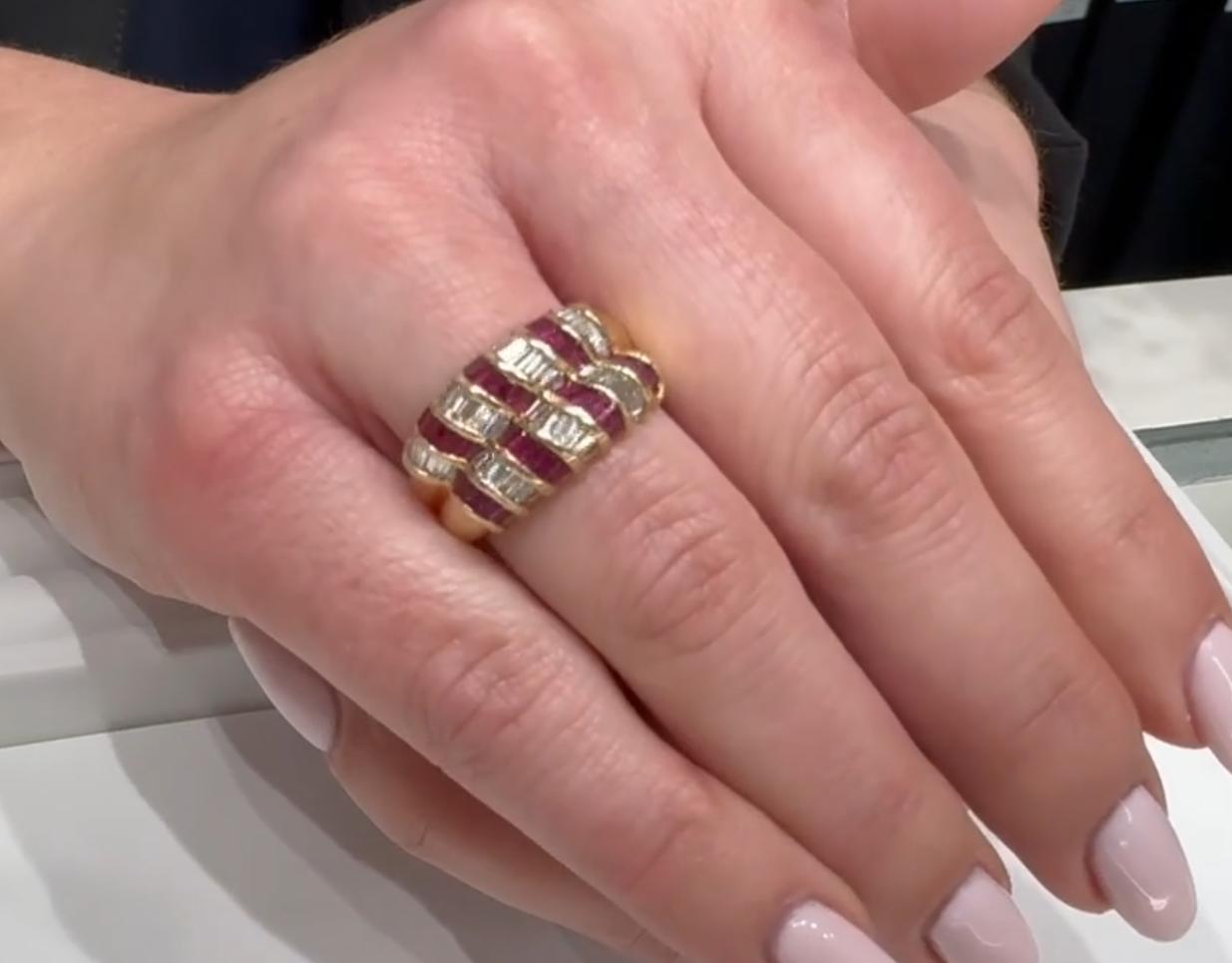 Candy Cane 14K Gelbgold zweireihiger Baguette-Ring mit Rubin und Diamanten in der rechten Hand im Angebot 2