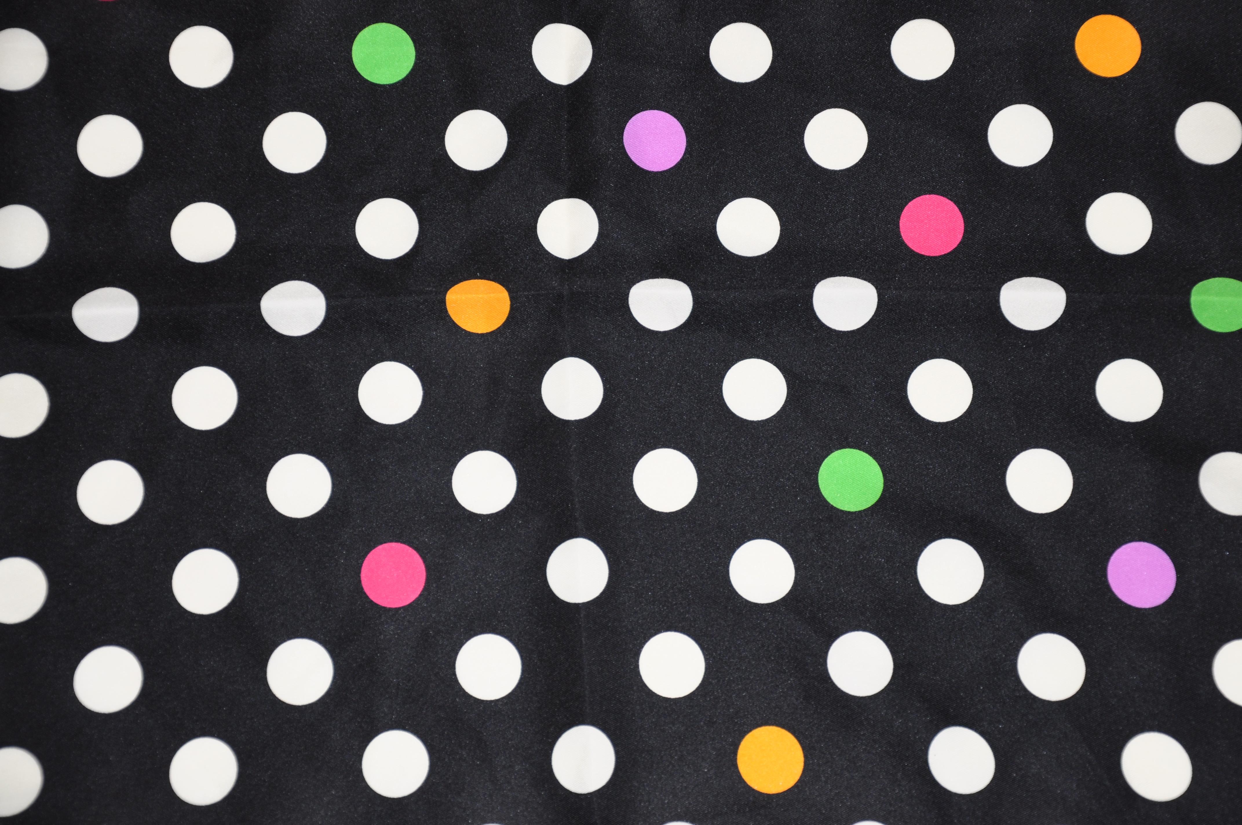      Diese Whimsical Candy Cane Borders mit Multi Polka-Dot-Center Schal ist mit gerollten Kanten aus Acetat akzentuiert, misst 27 Zoll von 27 Zoll. Hergestellt in Japan.