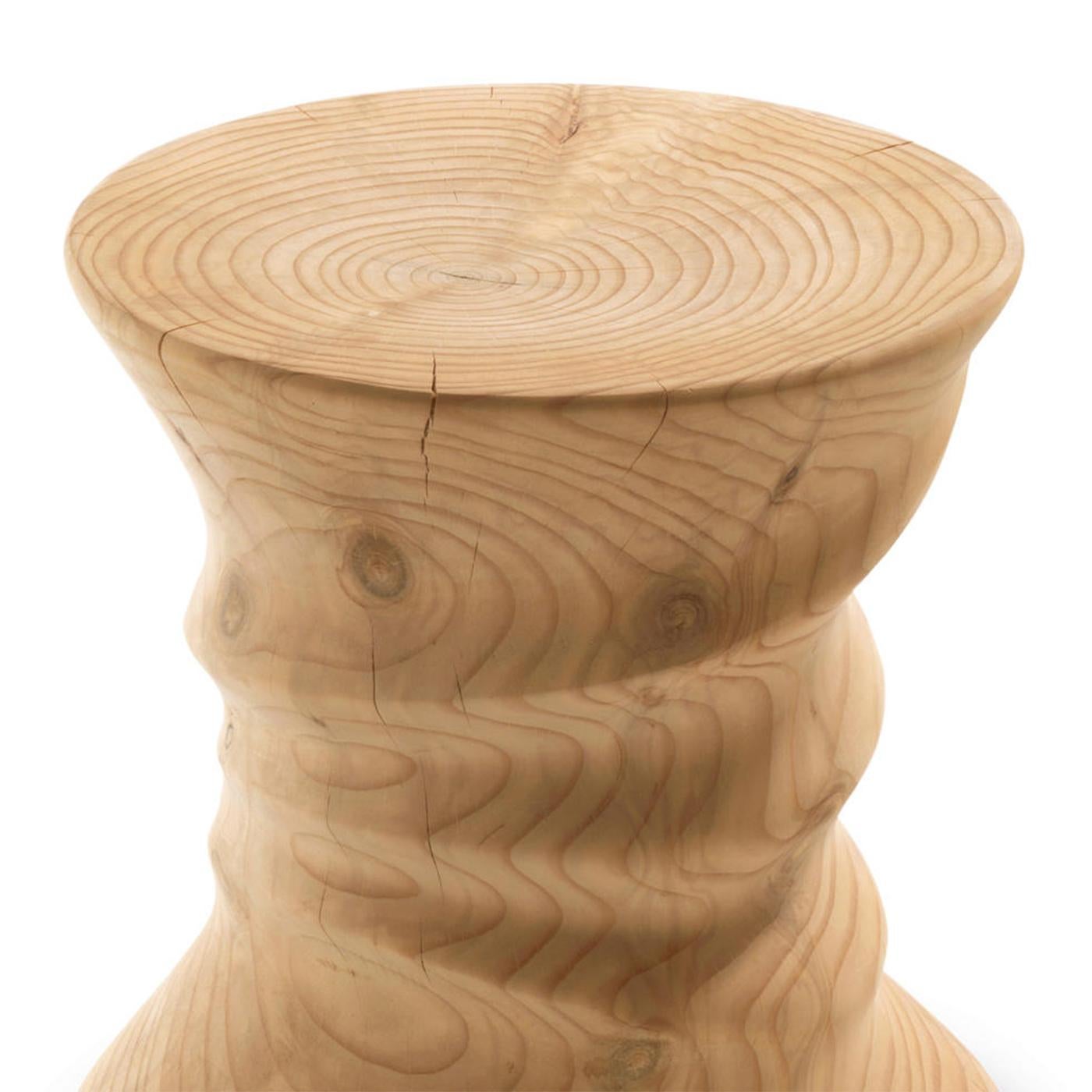 Stool candy cedar made in natural solid cedar
Wood with natural pine extract wax treatment.
Solid cedar wood include movement, 
cracks and changes in wood conditions, 
this is the essential characteristic of natural 
solid cedar wood due to natural