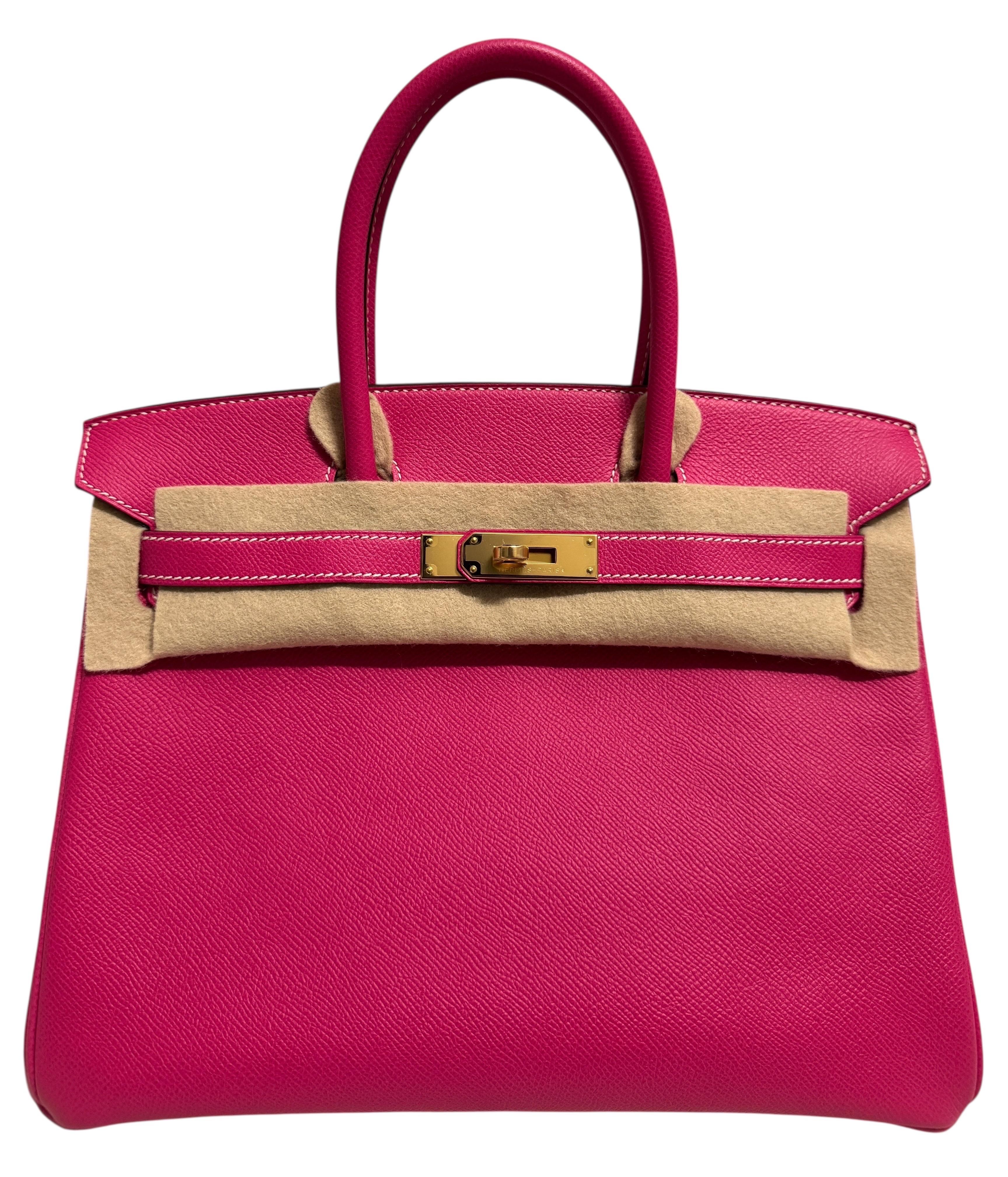 Muy Raro y Codiciado Hermes Birkin 30 Rosa Tyrien Epsom Cuero Complementado por Hardware de Oro . 

Estado impecable con plástico en todos los herrajes.
Lux Addicts es una empresa con sede en Miami, Florida, especializada en la venta de bolsos