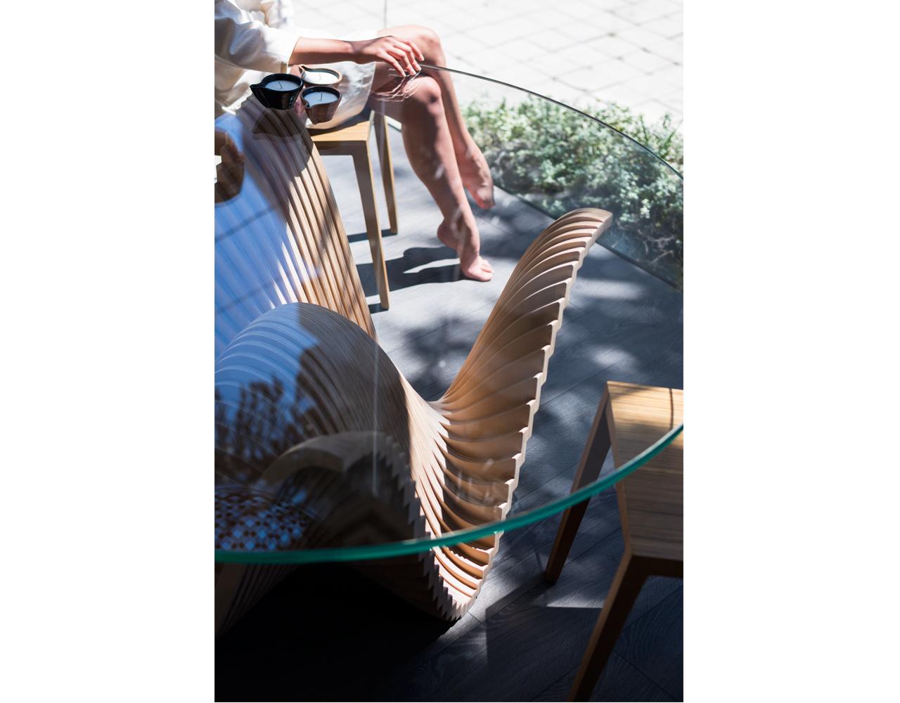 La grande table de salle à manger Candy est une pièce maîtresse étonnante conçue pour apporter à la fois style et fonctionnalité à votre salle à manger. Fabriquée en bois stratifié de haute qualité, cette table présente une surface lisse et