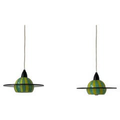 Coppia di lampade da soffitto Ufo di design italiano in vetro verde confetto, anni '70, Italia